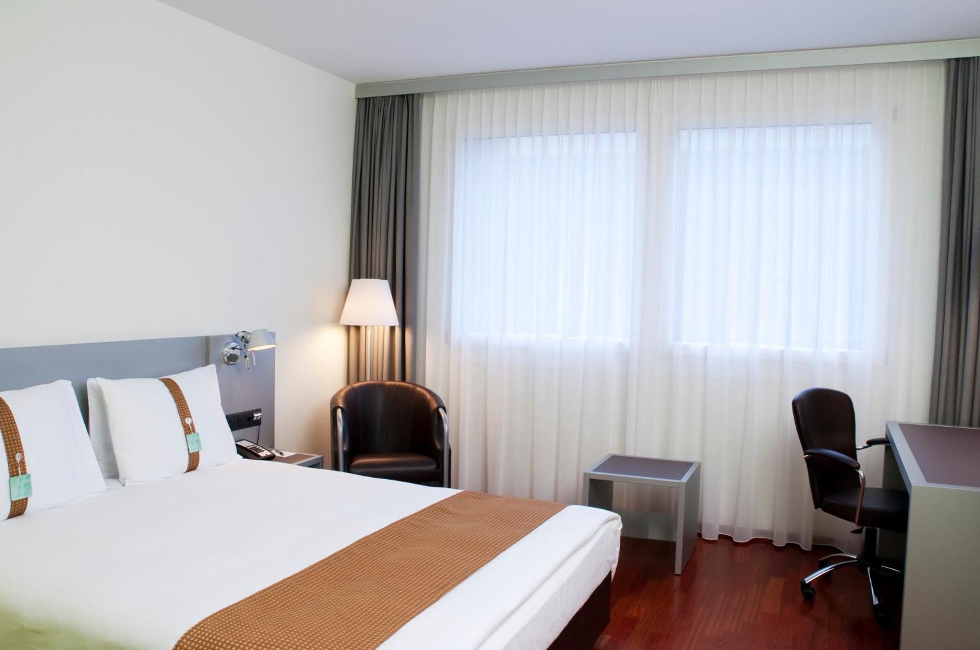 Standard Zimmer mit Kingsize-Bett und Blick auf den Innenhof