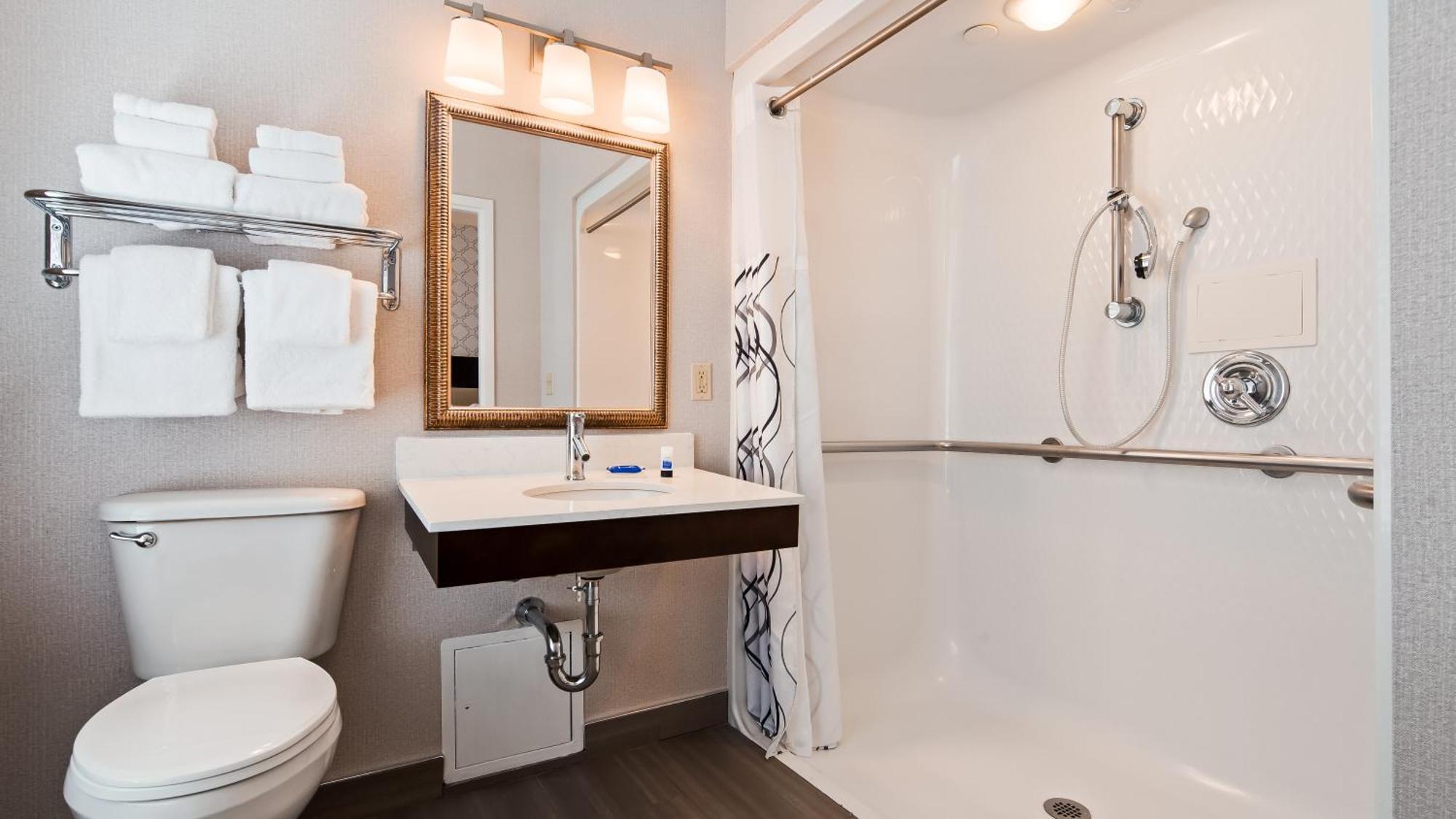 Doppelzimmer mit 2 Doppelbetten und barrierefreier Dusche - rollstuhlgerecht