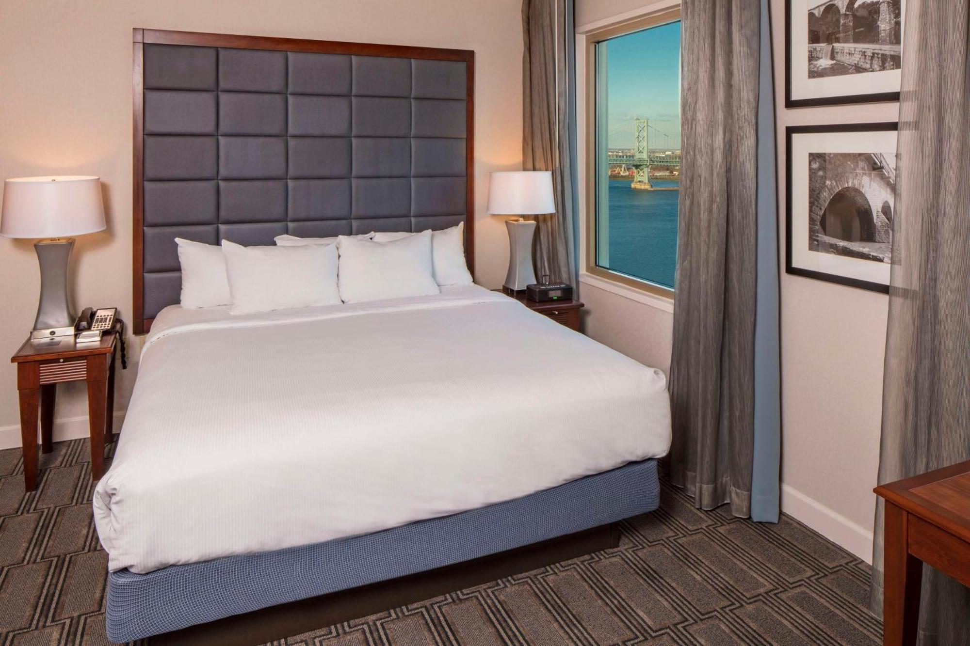 Zimmer zum Wasser mit Kingsize-Bett