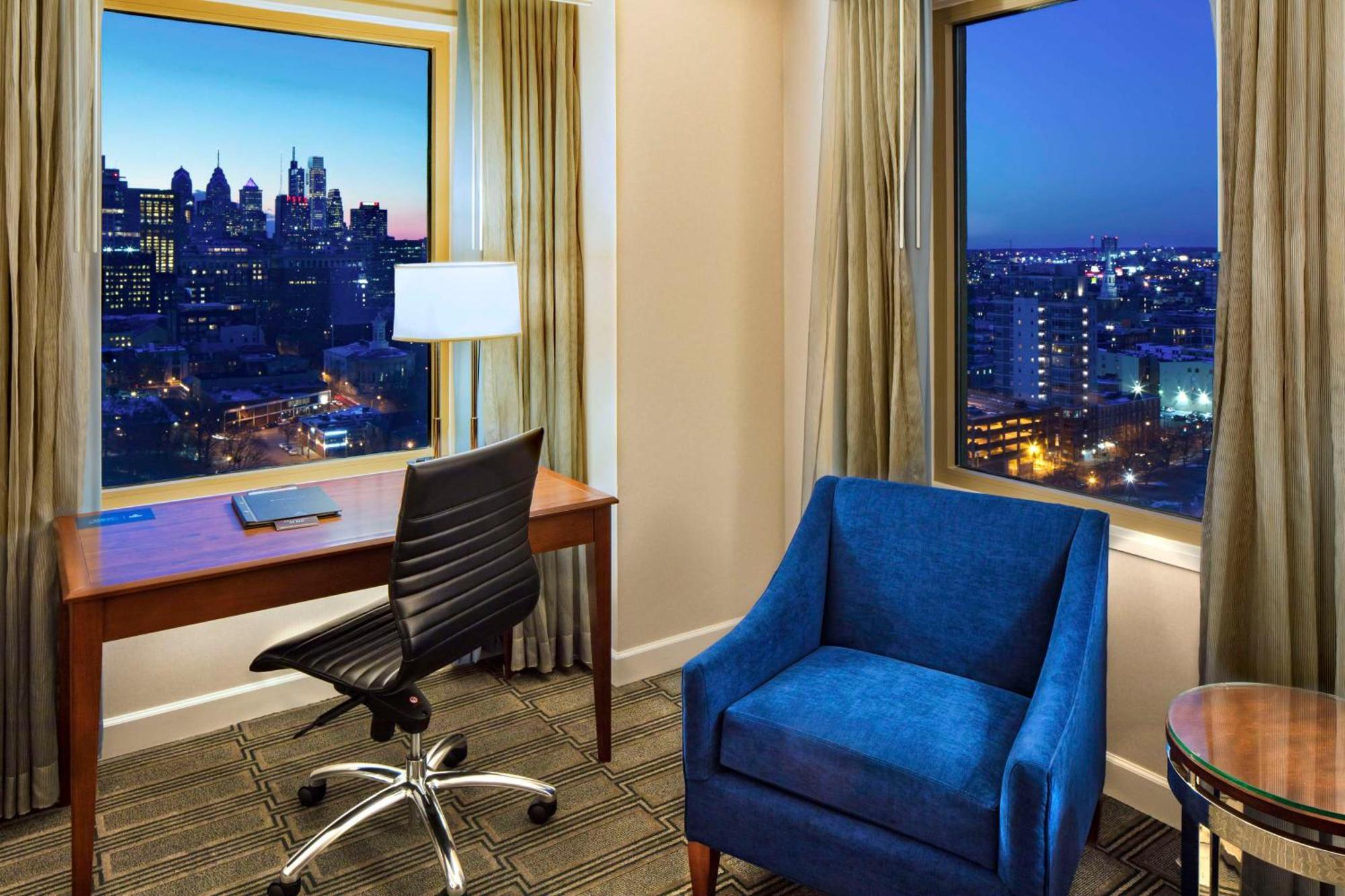 Mit Kingsize-Bett und Stadtblick