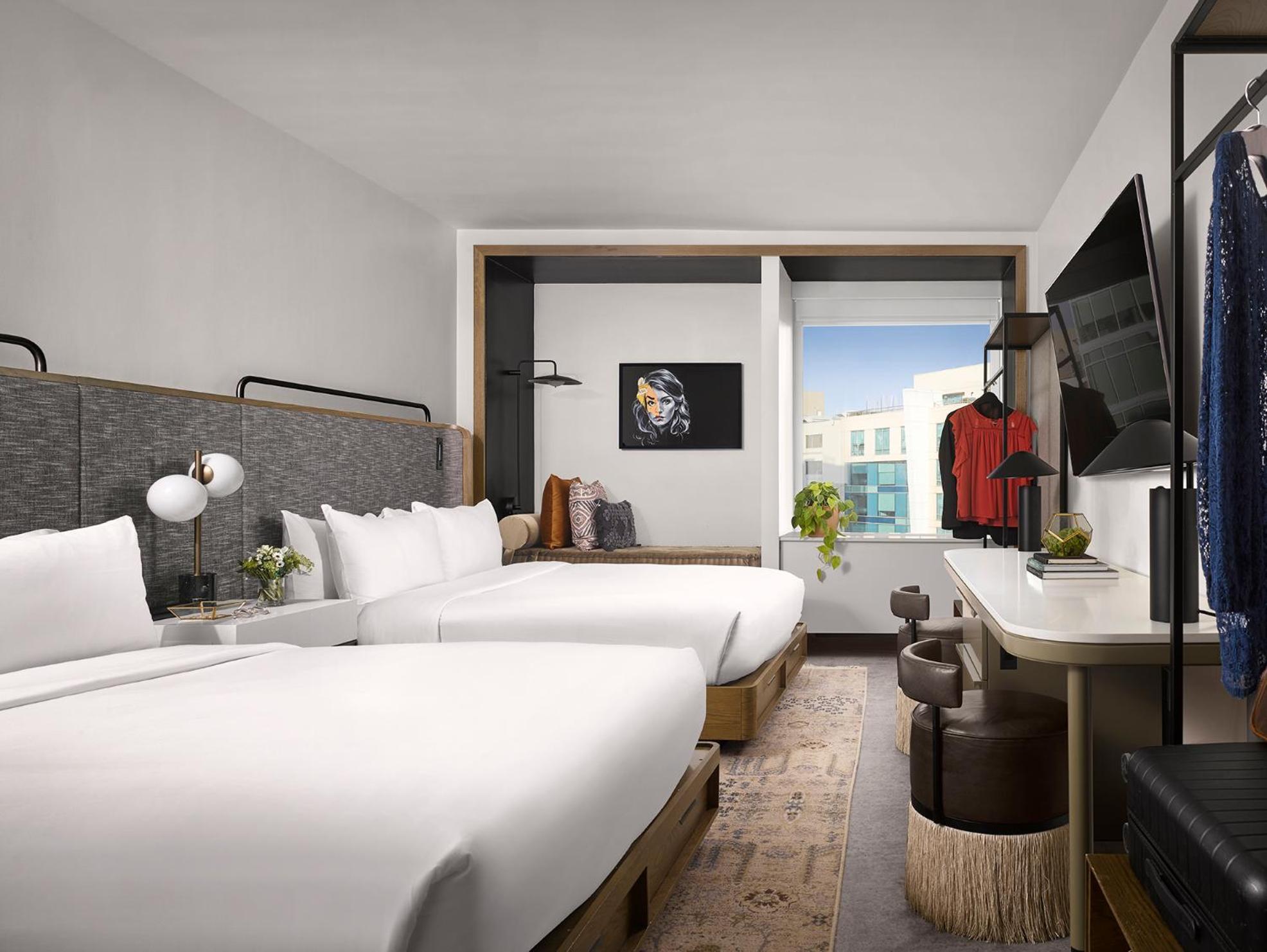 Premium Zimmer mit 2 Queensize-Betten und Blick auf den Innenhof