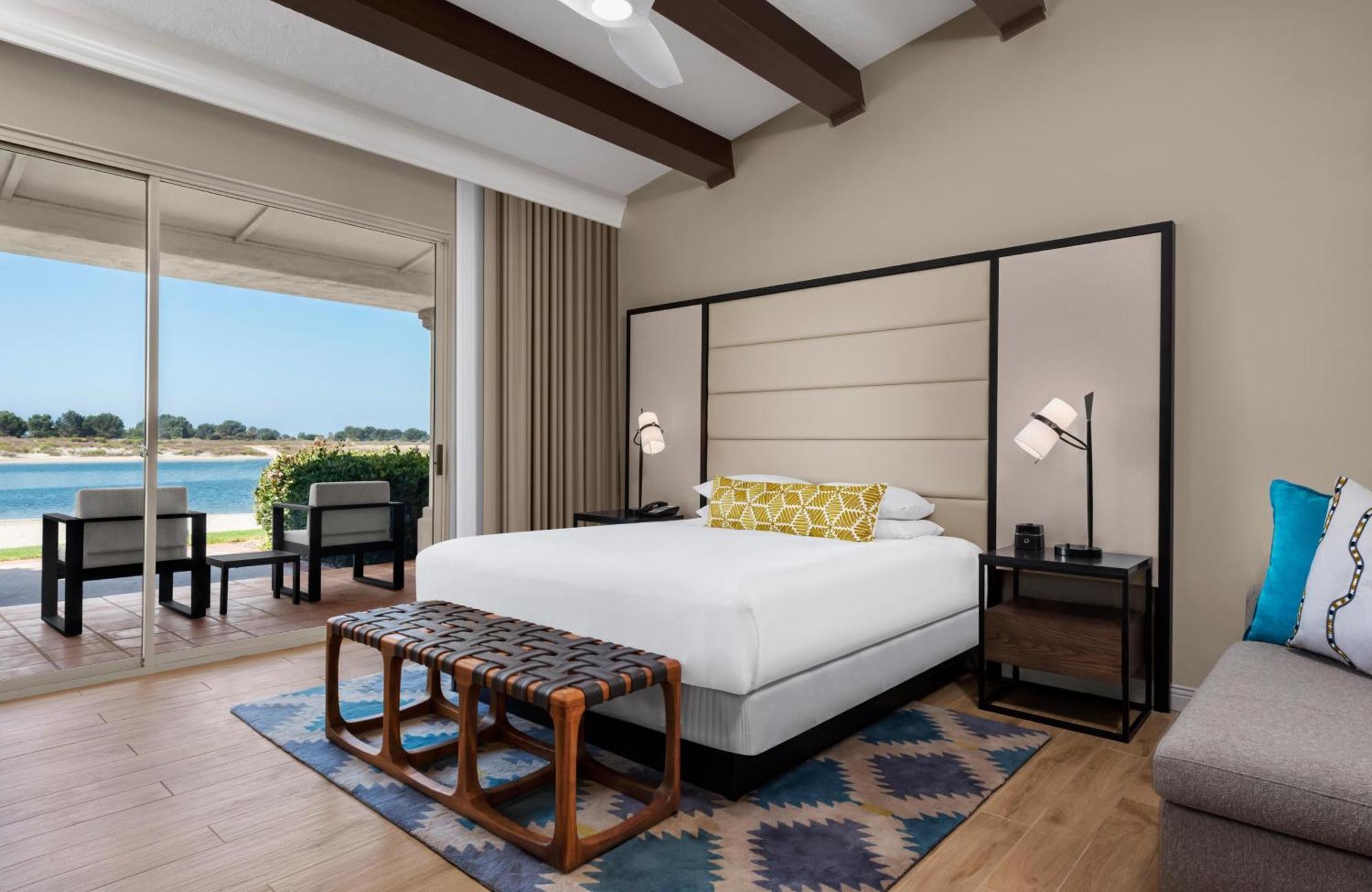 Zimmer mit Kingsize-Bett und Meerblick