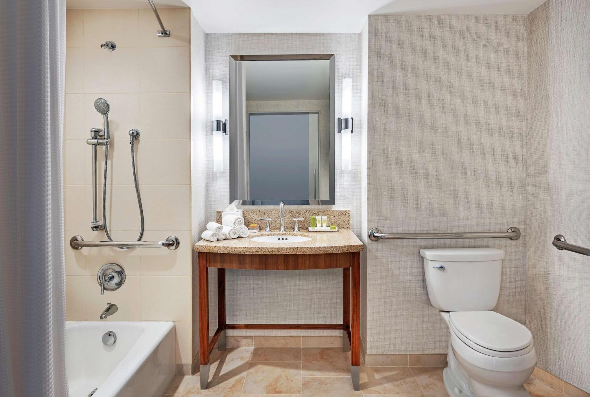 Zimmer mit 2 Queensize-Betten und Badewanne - für Gäste mit eingeschränkter Mobilität geeignet