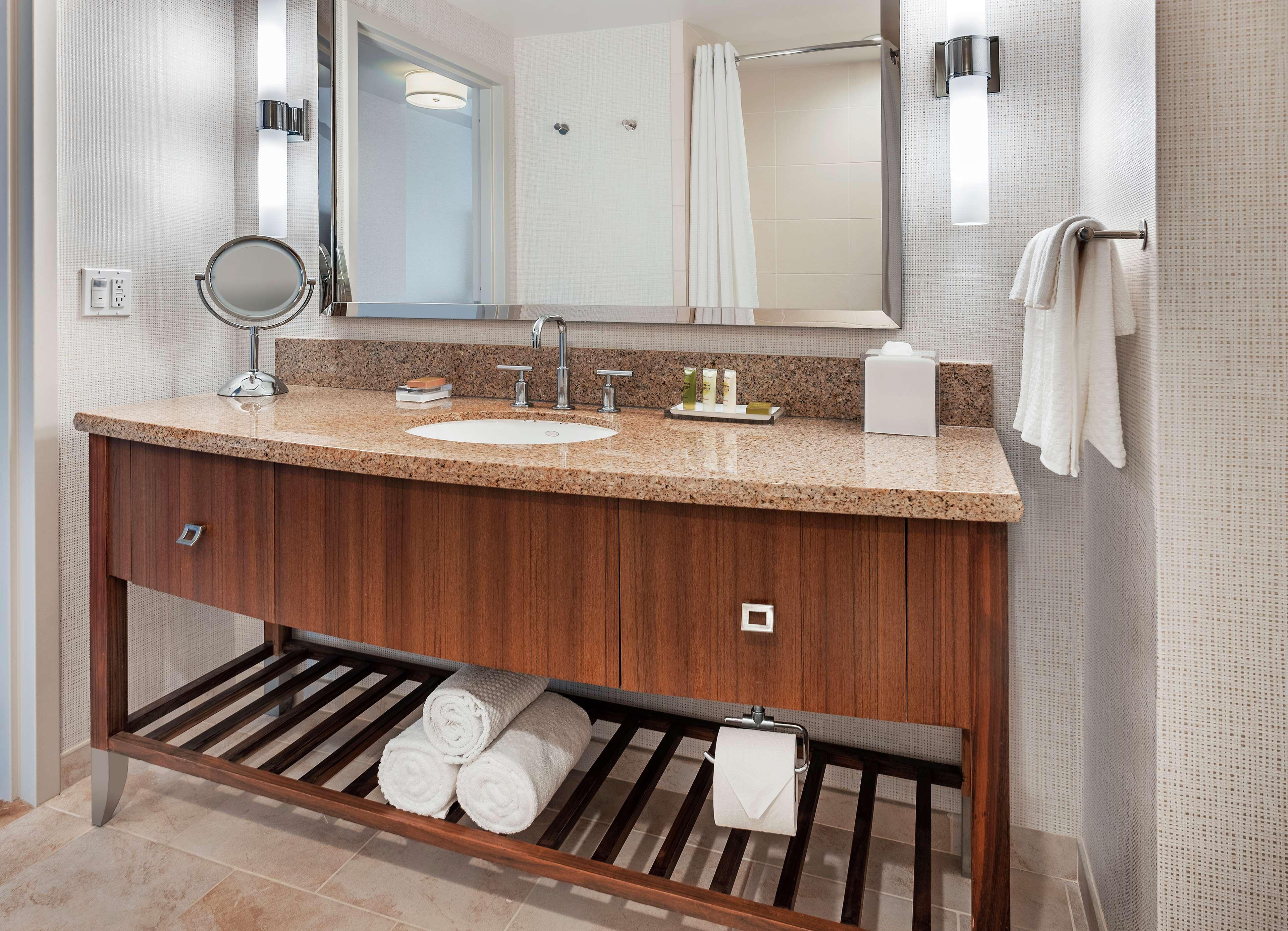 Zimmer mit 2 Queensize-Betten und Blick auf die Skyline