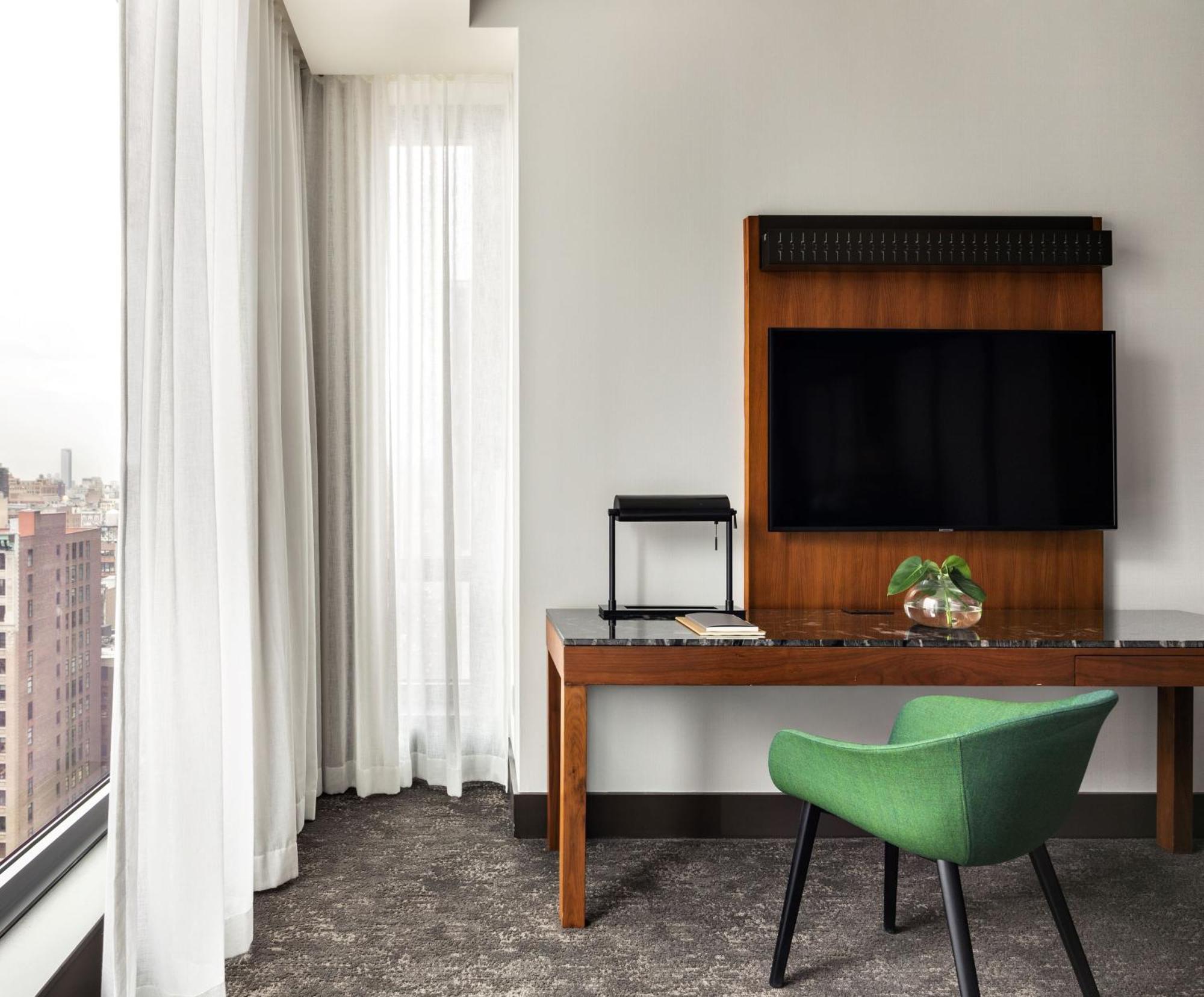 Premium Zimmer mit Kingsize-Bett und Blick auf die Stadt