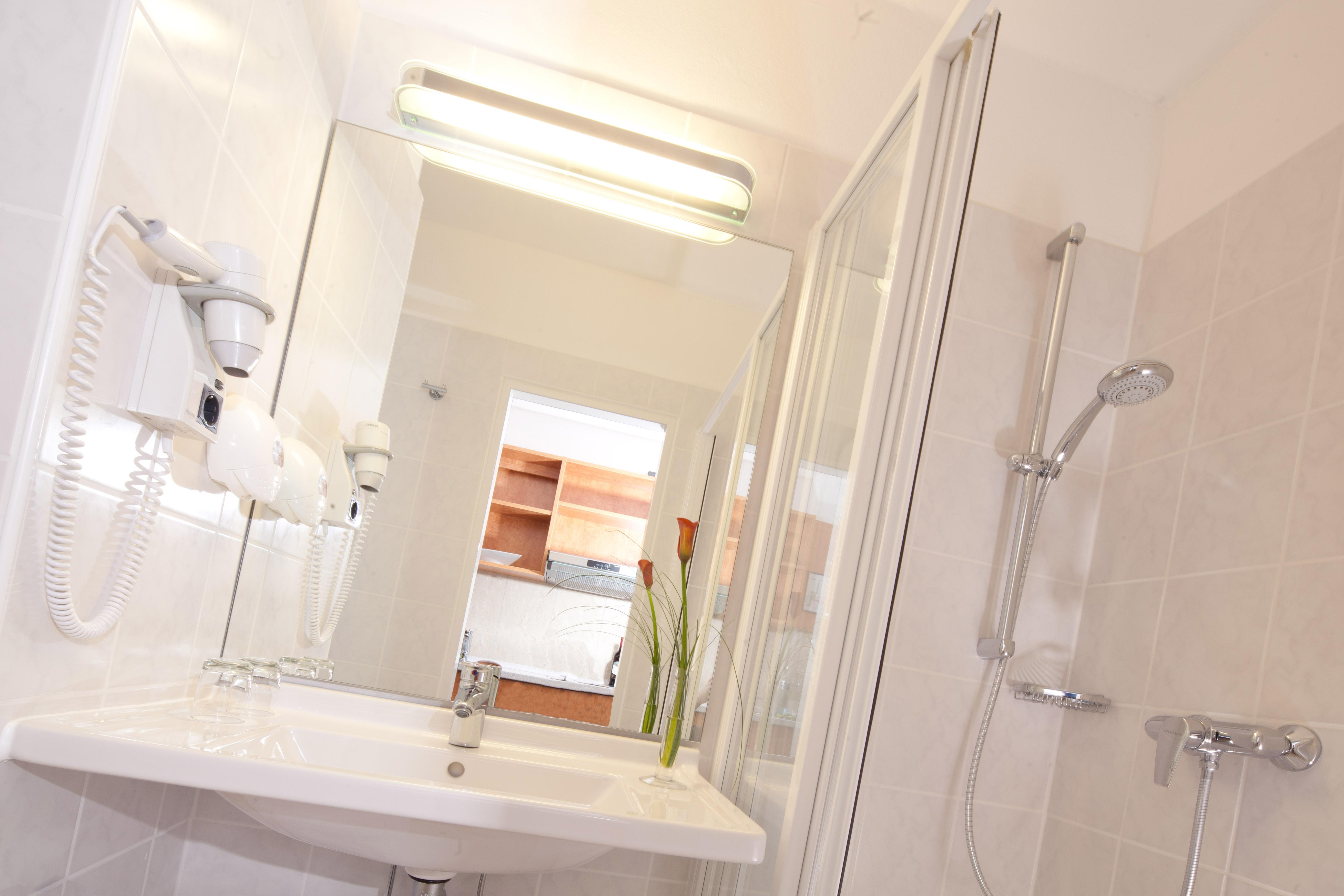 Zimmer mit Queensize-Bett und Balkon