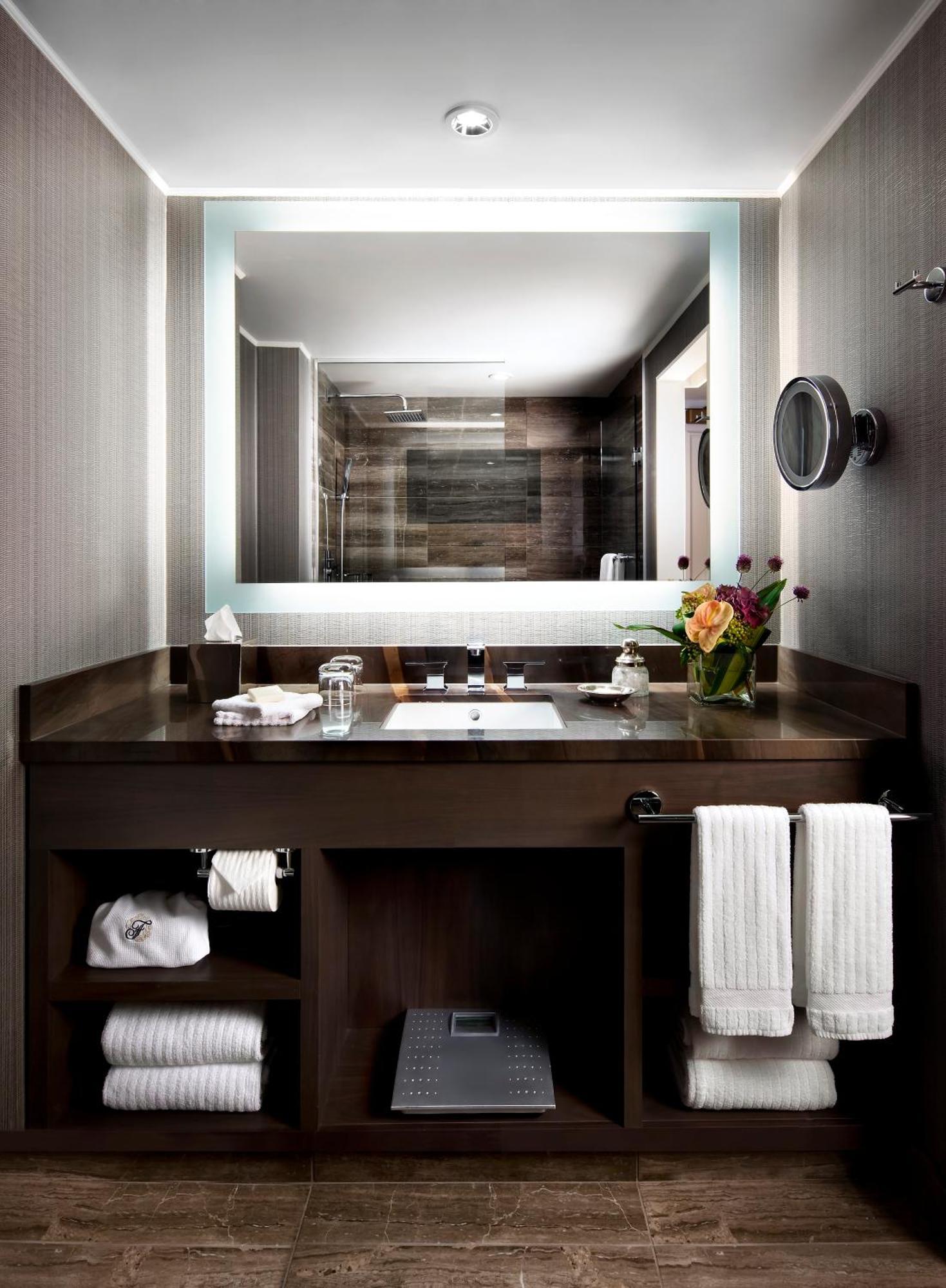 Zimmer Fairmont Gold mit Kingsize-Bett und Hafenblick