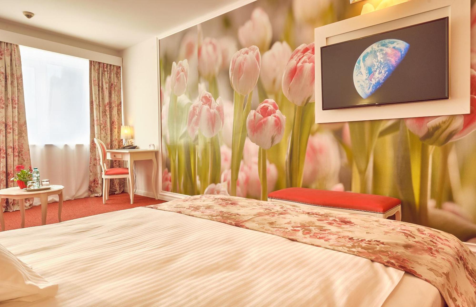 Deluxe Doppelzimmer mit Sofa und Blick auf den Parlamentspalast