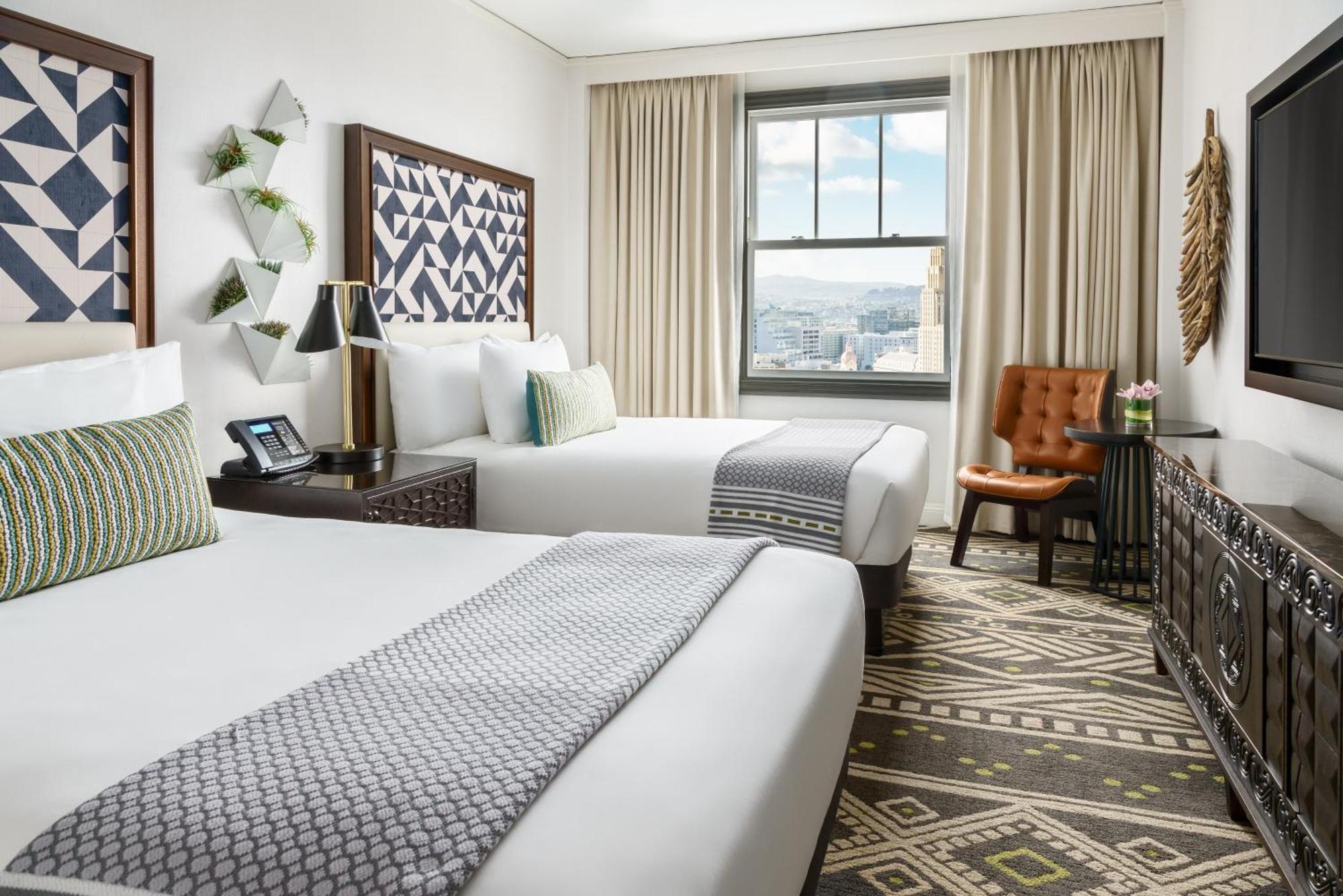 Standard Doppelzimmer mit 2 Doppelbetten und Stadtblick