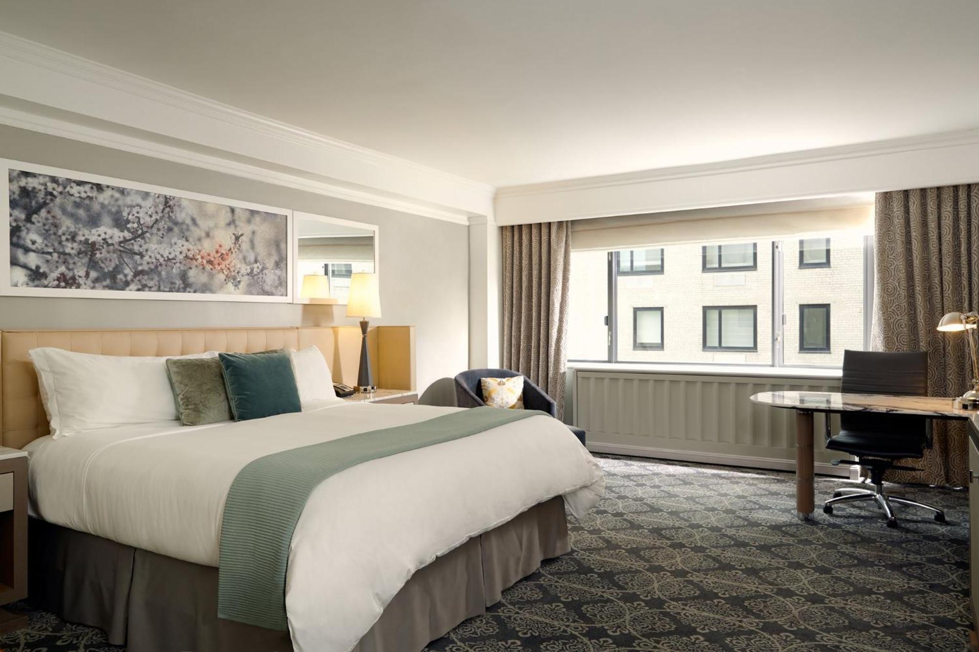 Luxuriöses Zimmer mit Kingsize-Bett und Balkon