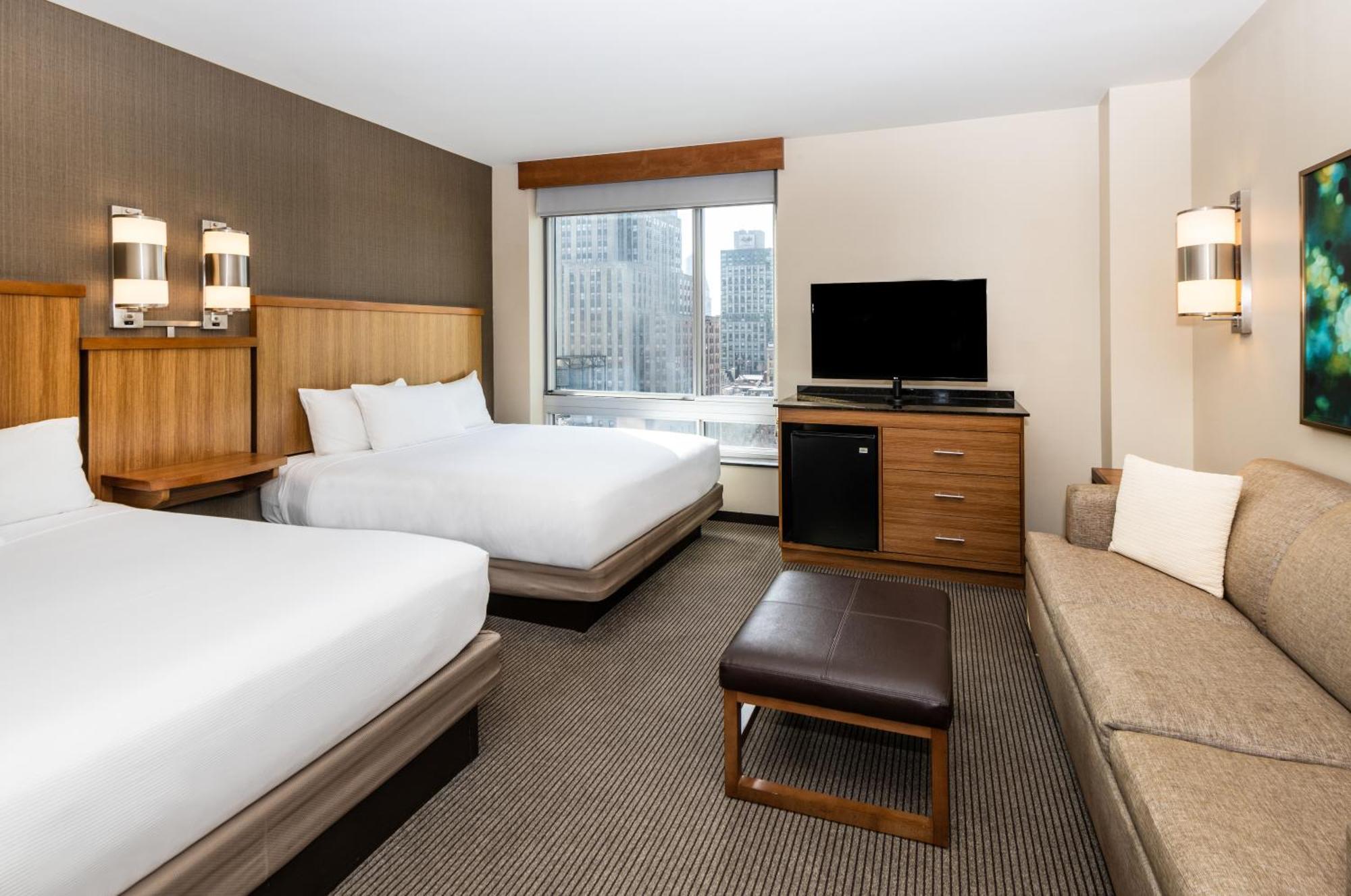 Zimmer mit 2 Queensize-Betten und Schlafsofa