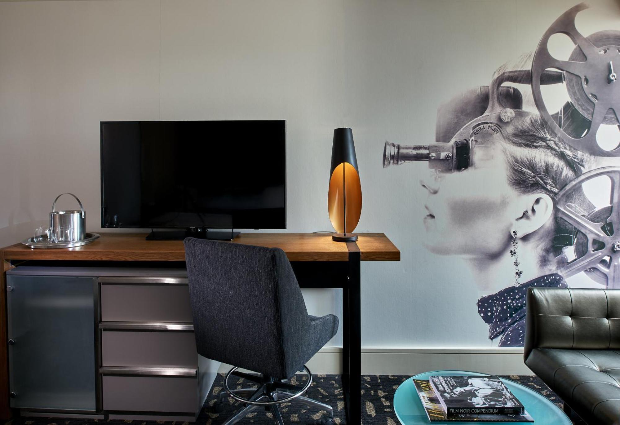 Essential Zimmer mit Kingsize-Bett und Blick auf Beverly Hills