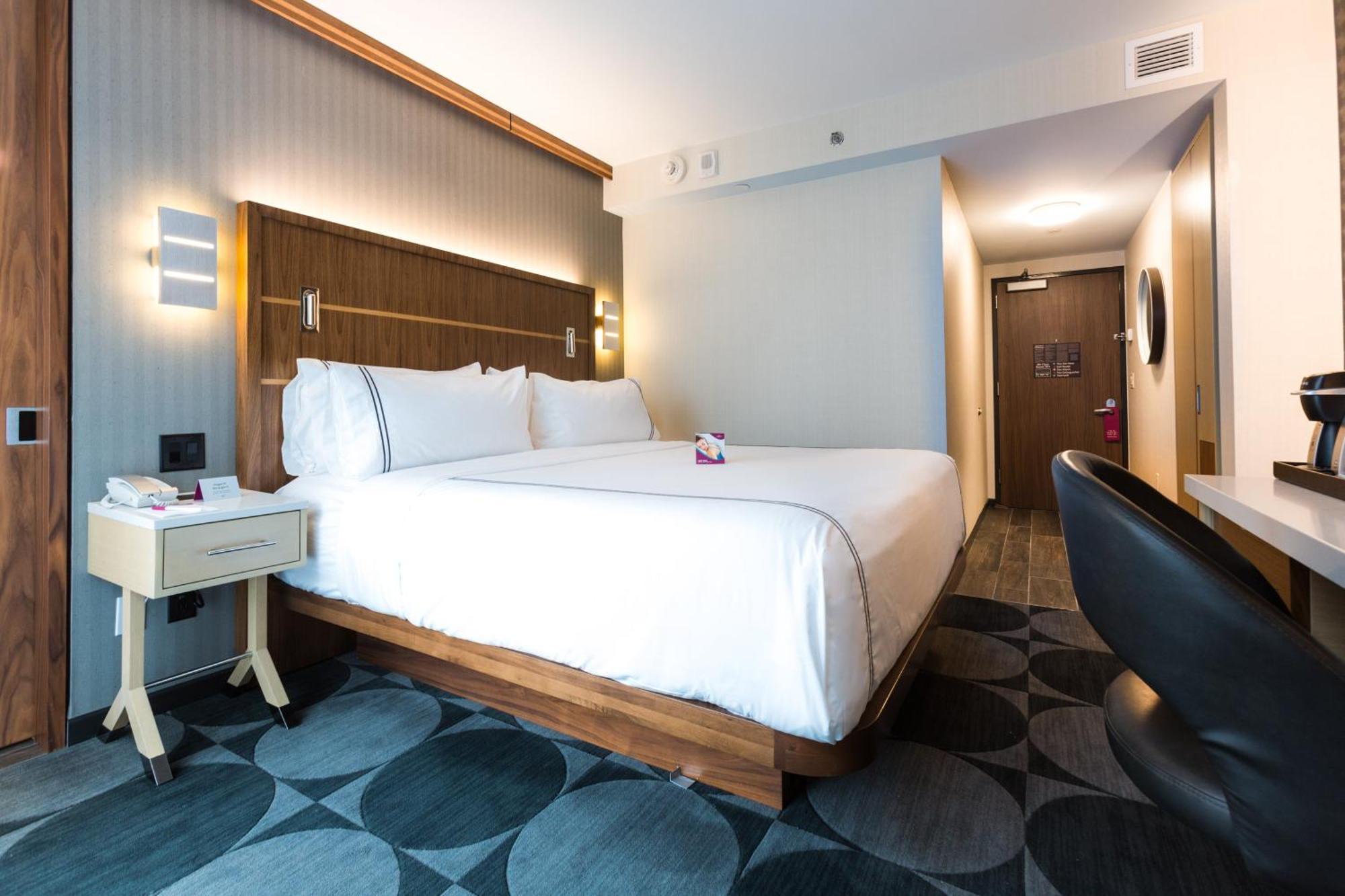 Zimmer mit Kingsize-Bett - für Hörgeschädigte geeignet - rollstuhlgerechte Dusche
