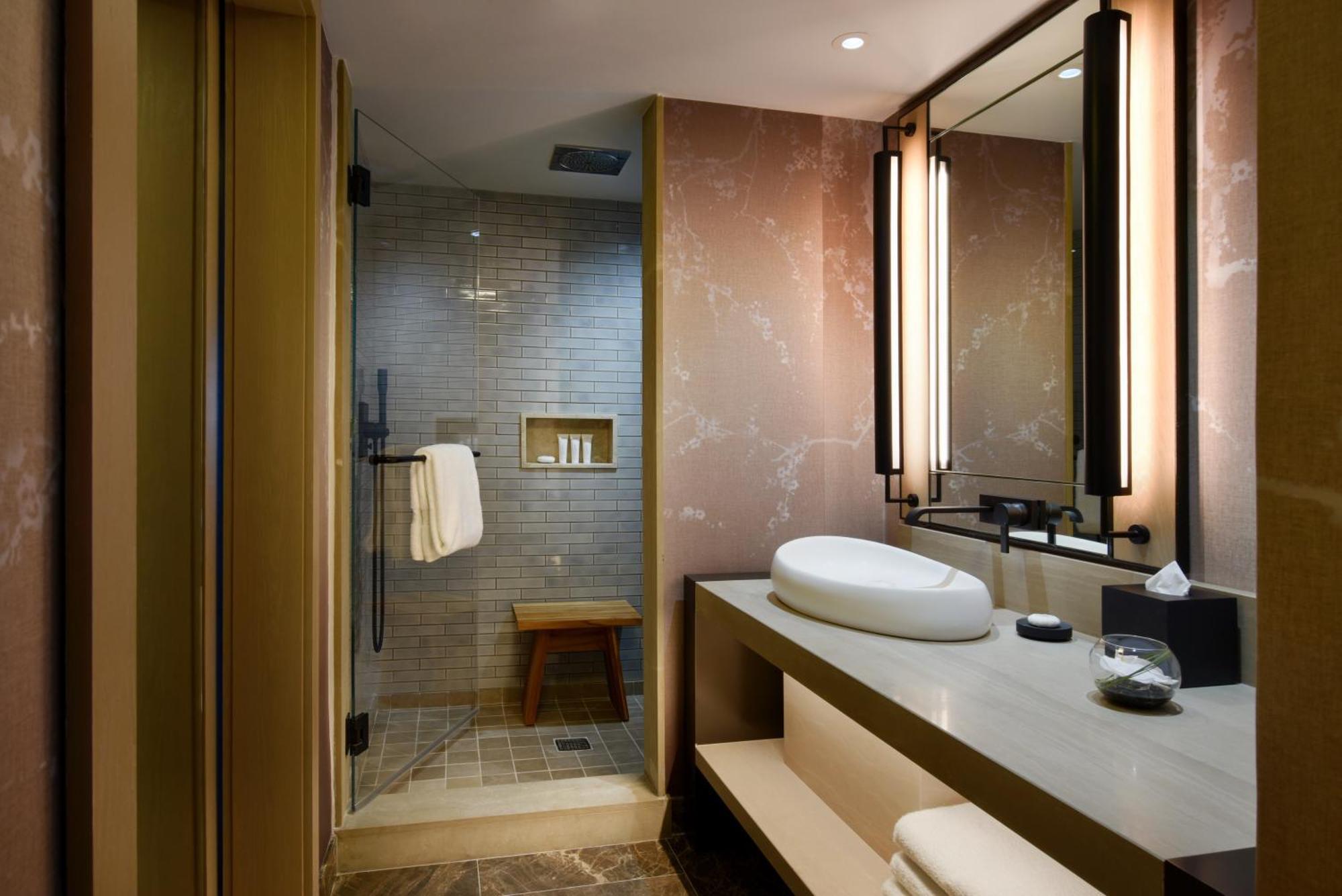 Junior Suite mit Kingsize-Bett und Blick auf die Bucht
