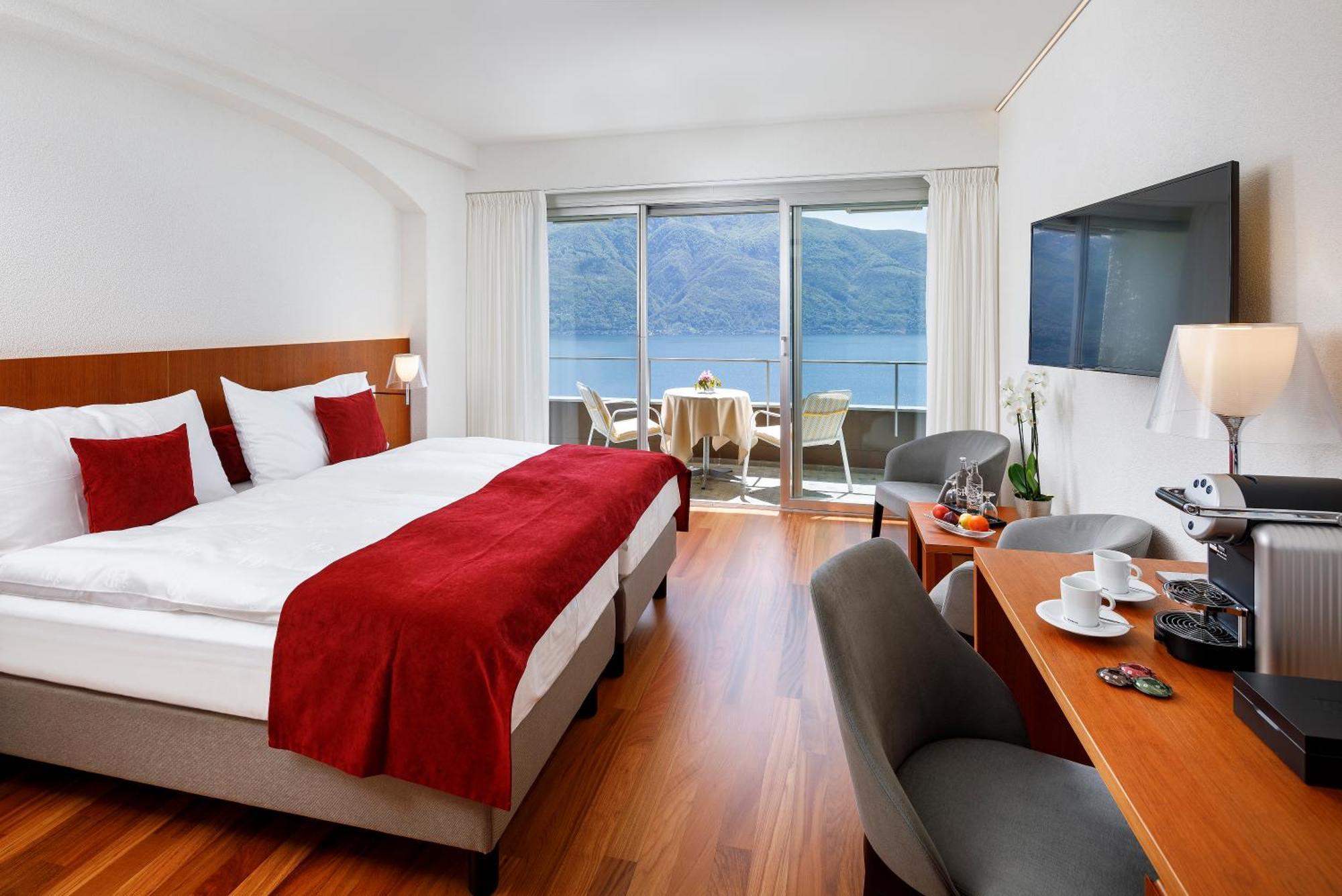 Modernes Panorama Doppelzimmer mit Balkon und Seeblick
