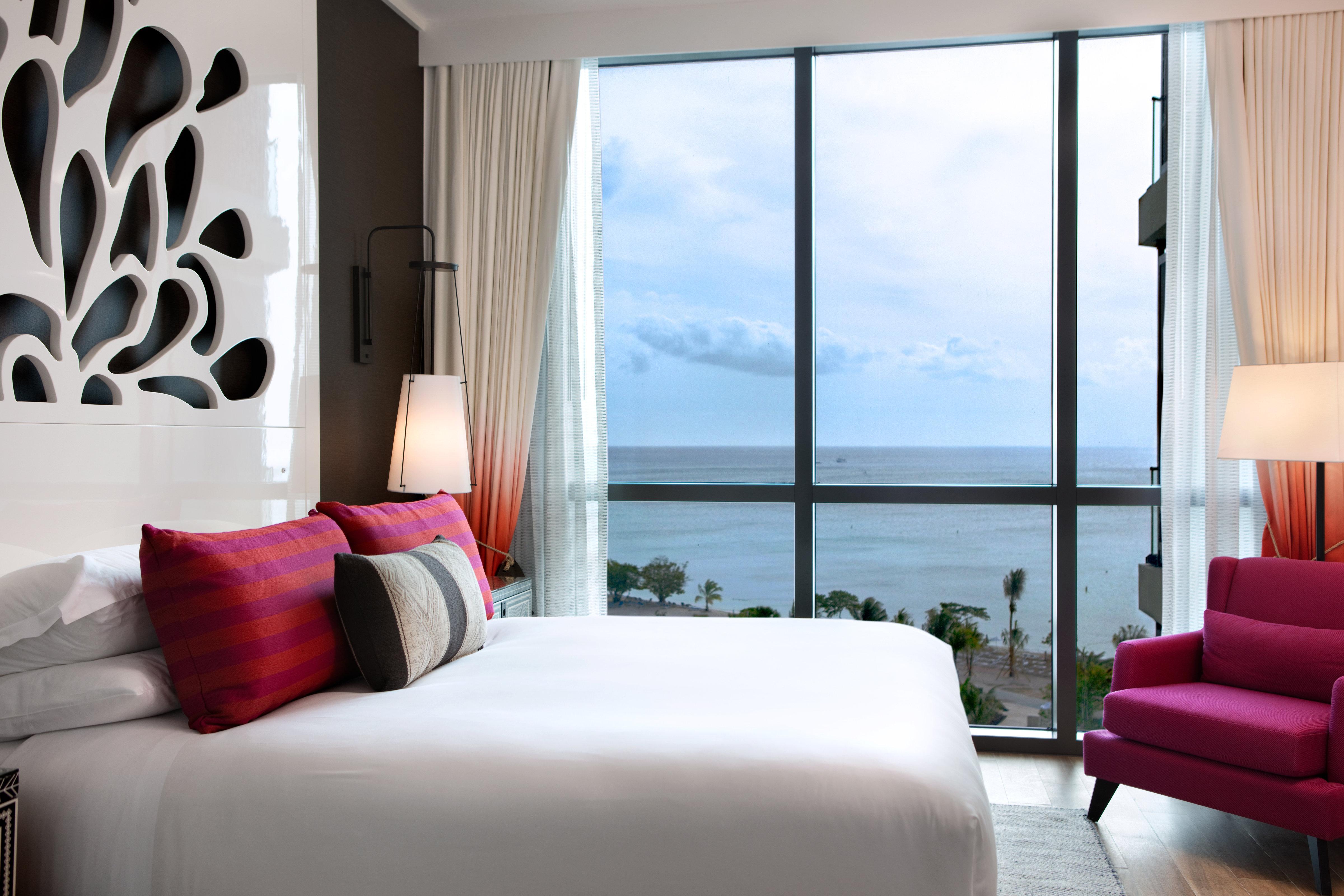 Zimmer mit Kingsize-Bett und Meerblick
