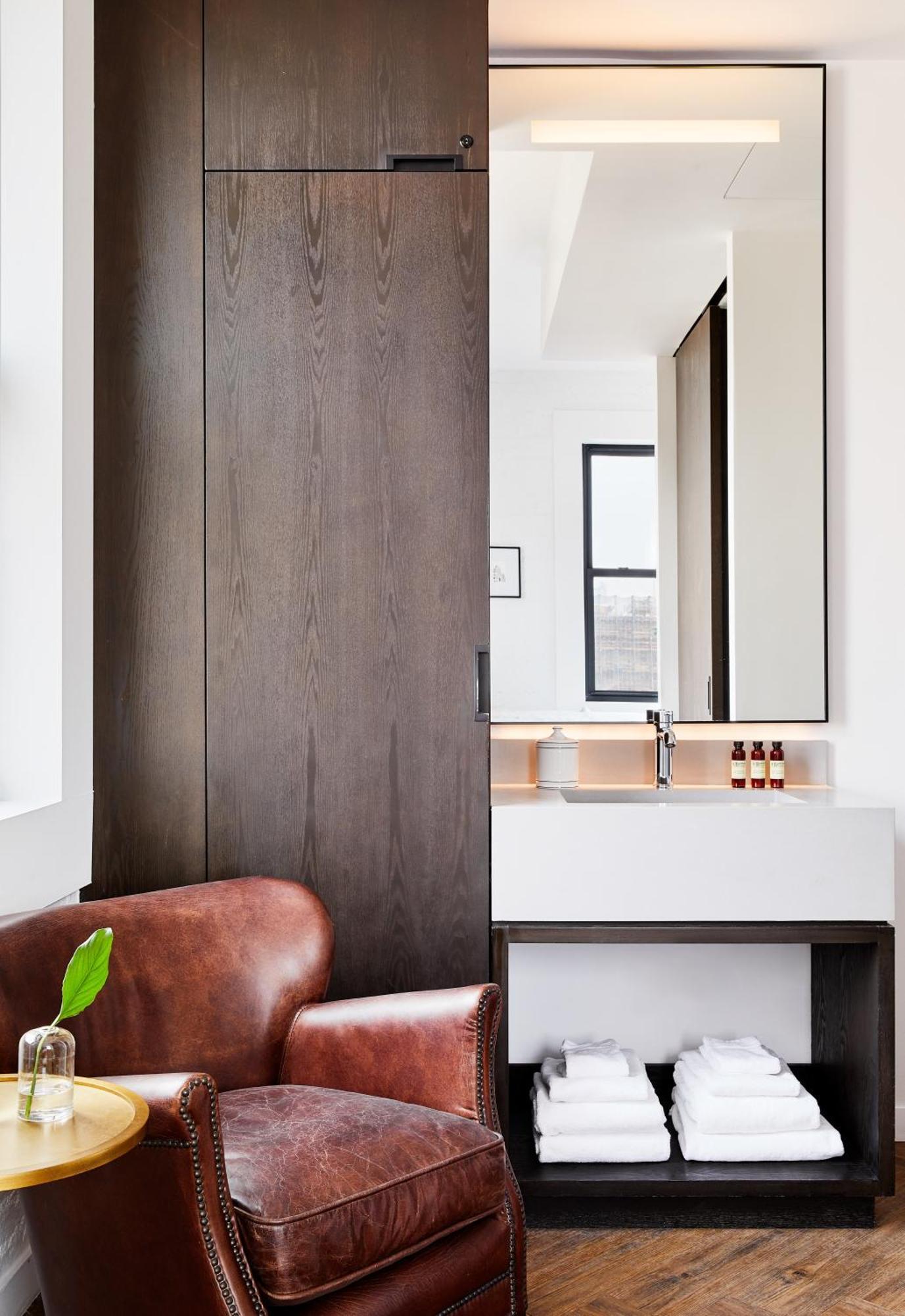 Eckzimmer mit Kingsize-Bett und Stadtblick