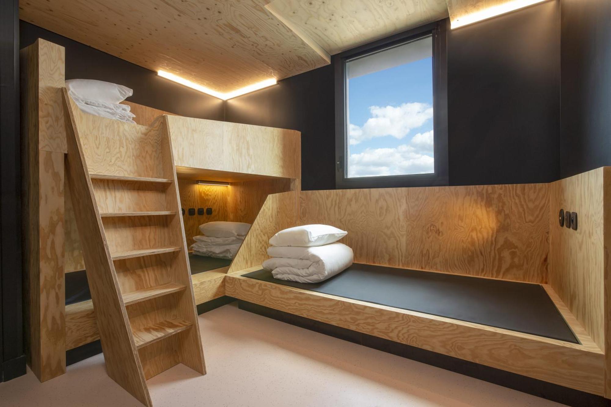 Privates Zimmer für 8 Personen mit Bad