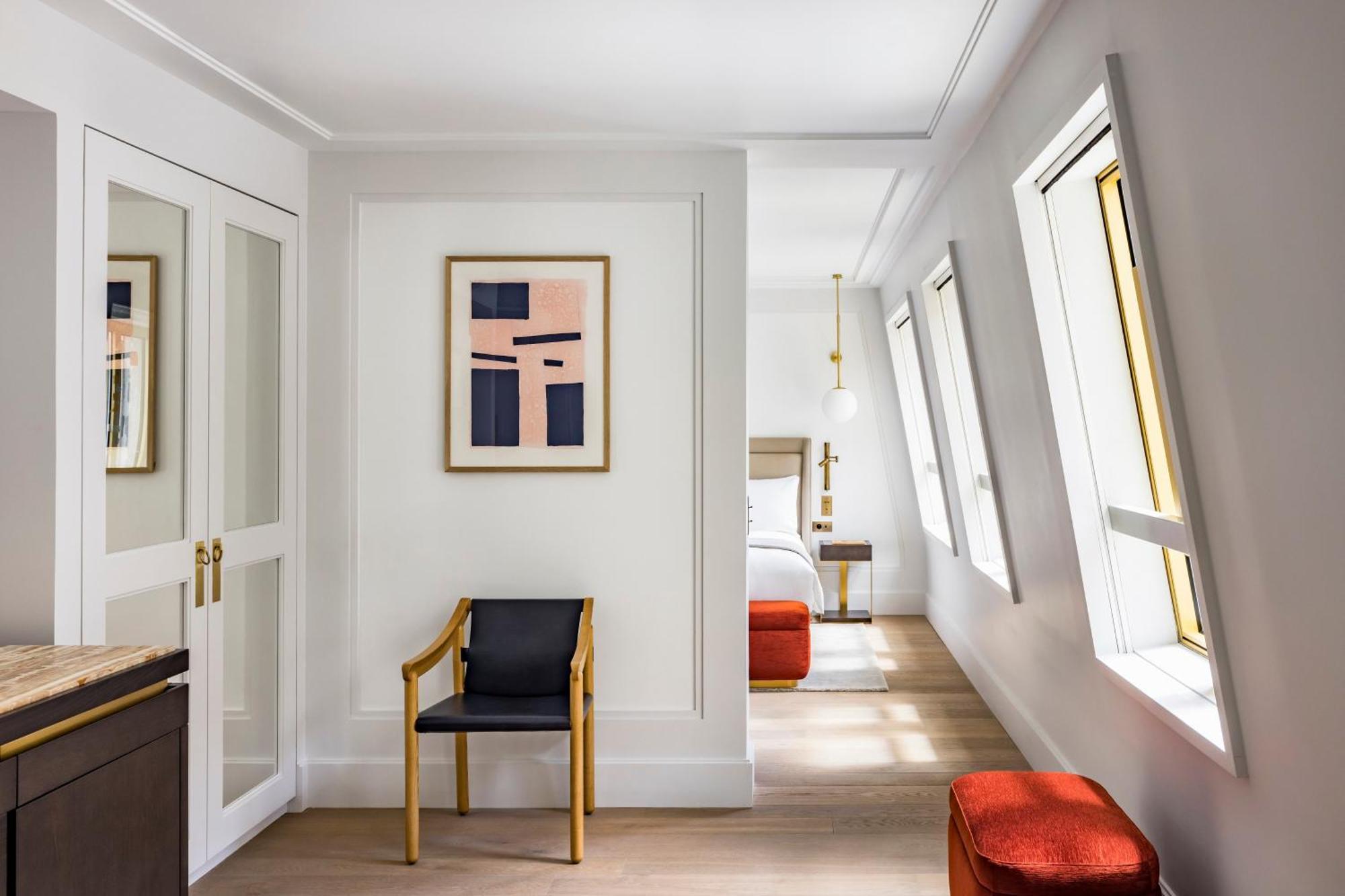 Suite mit Kingsize-Bett und Blick auf die Oper