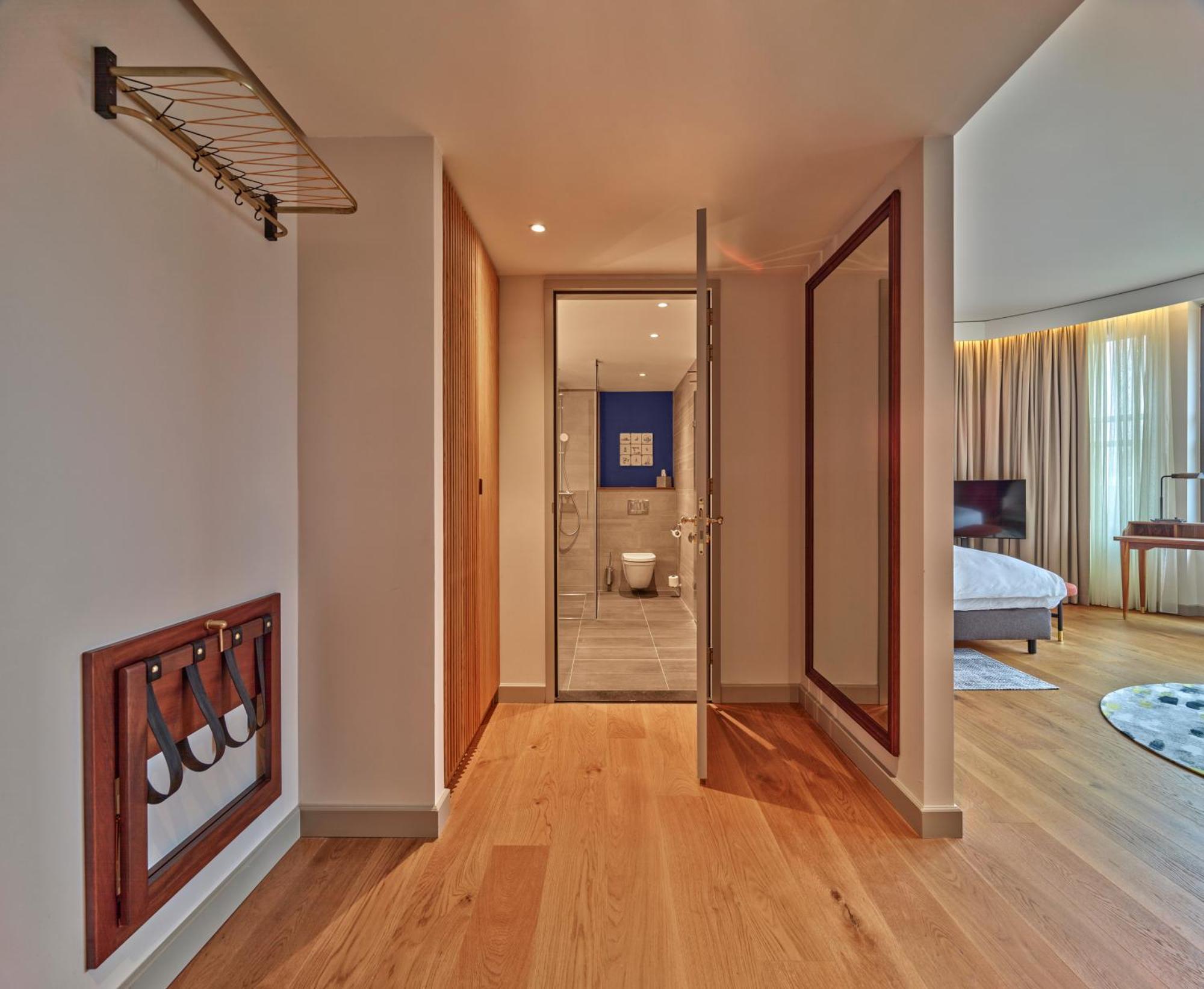 Suite mit Kingsize-Bett und Blick auf die Straße Kneuterdijk