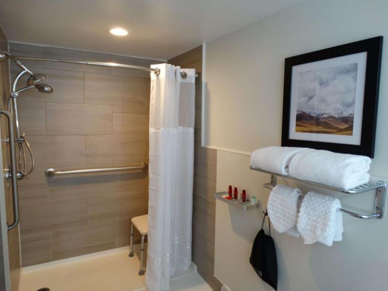 Zimmer mit Kingsize-Bett und barrierefreier Badewanne