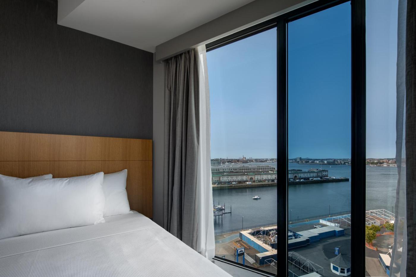Zimmer mit Kingsize-Bett, Schlafsofa und Hafenblick