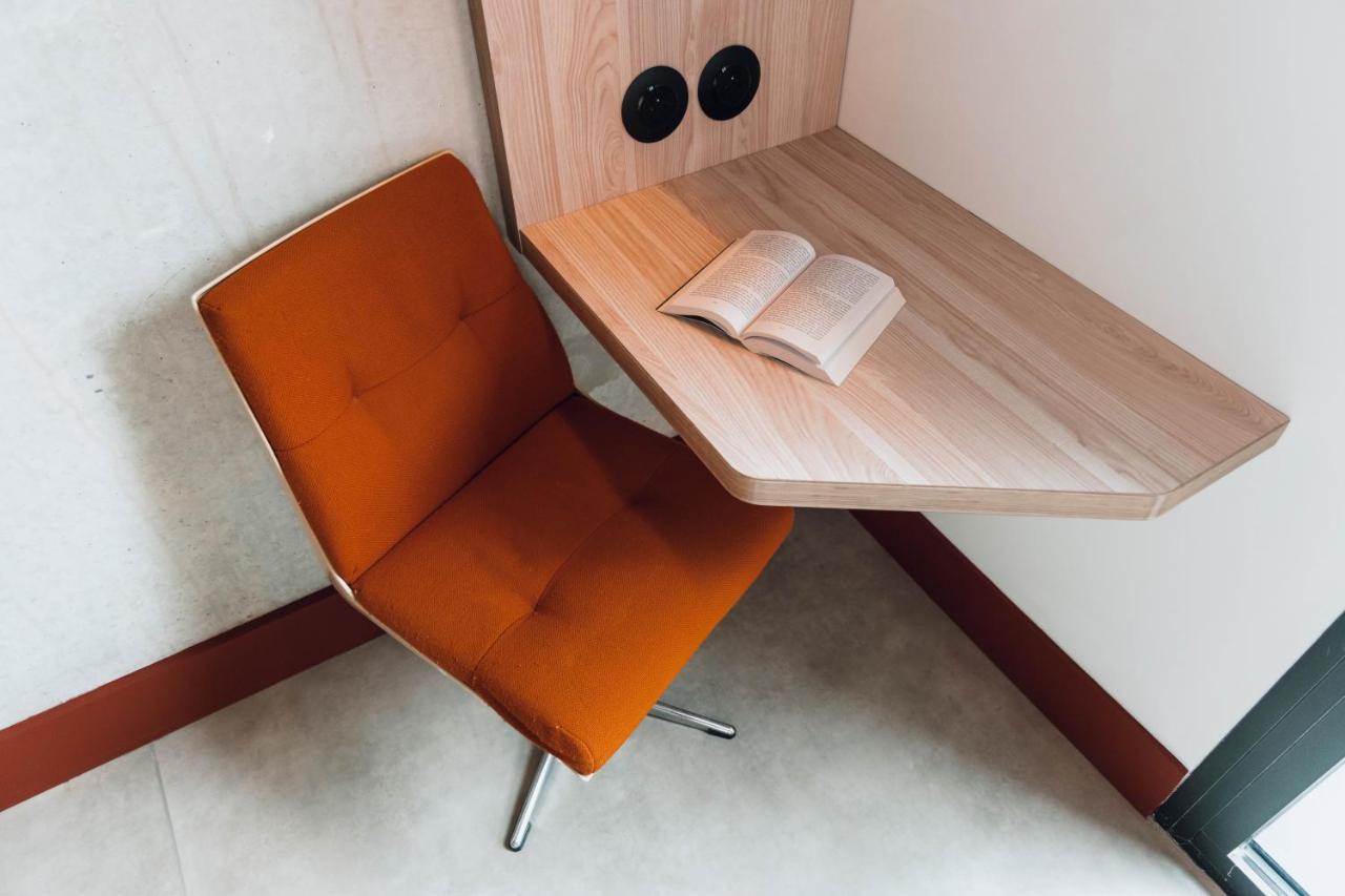 Zimmer mit Queensize-Bett und 3 Einzelbetten
