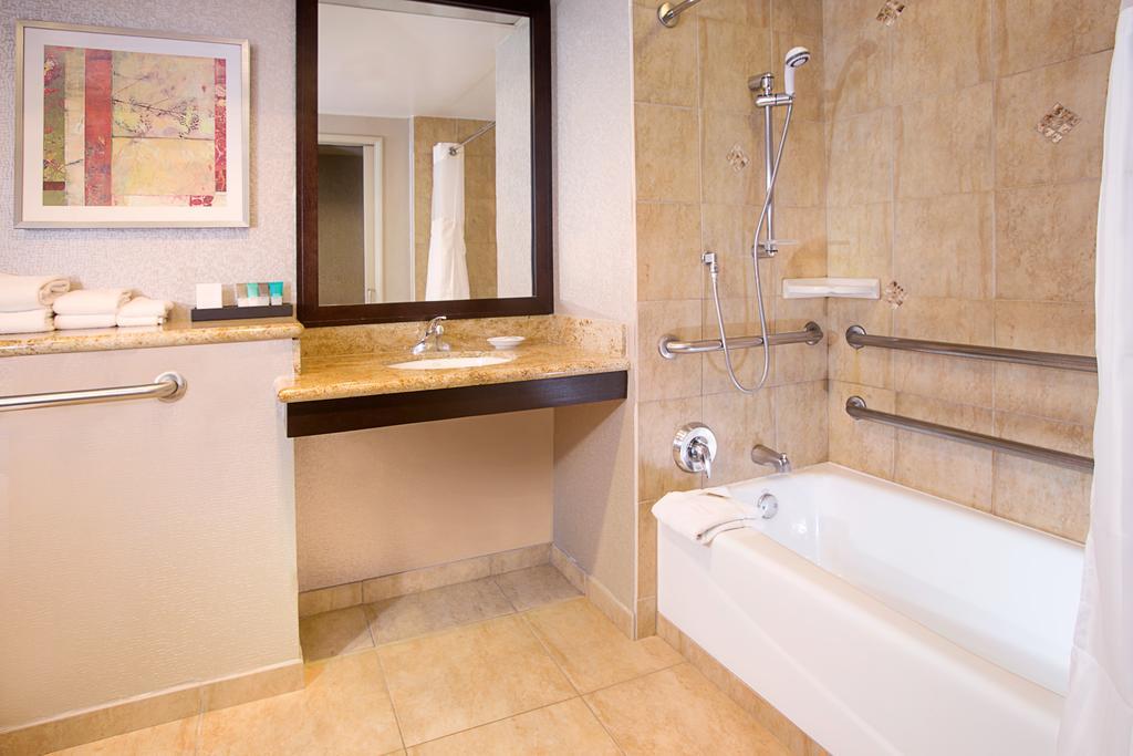 Standard Suite mit Kingsize-Bett und barrierefreier Badewanne – barrierefrei