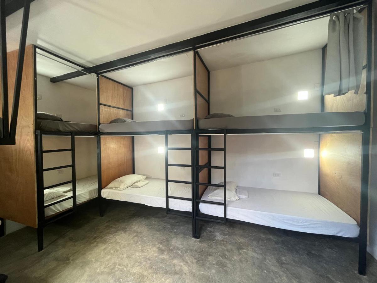 Einzelbett im Schlafsaal
