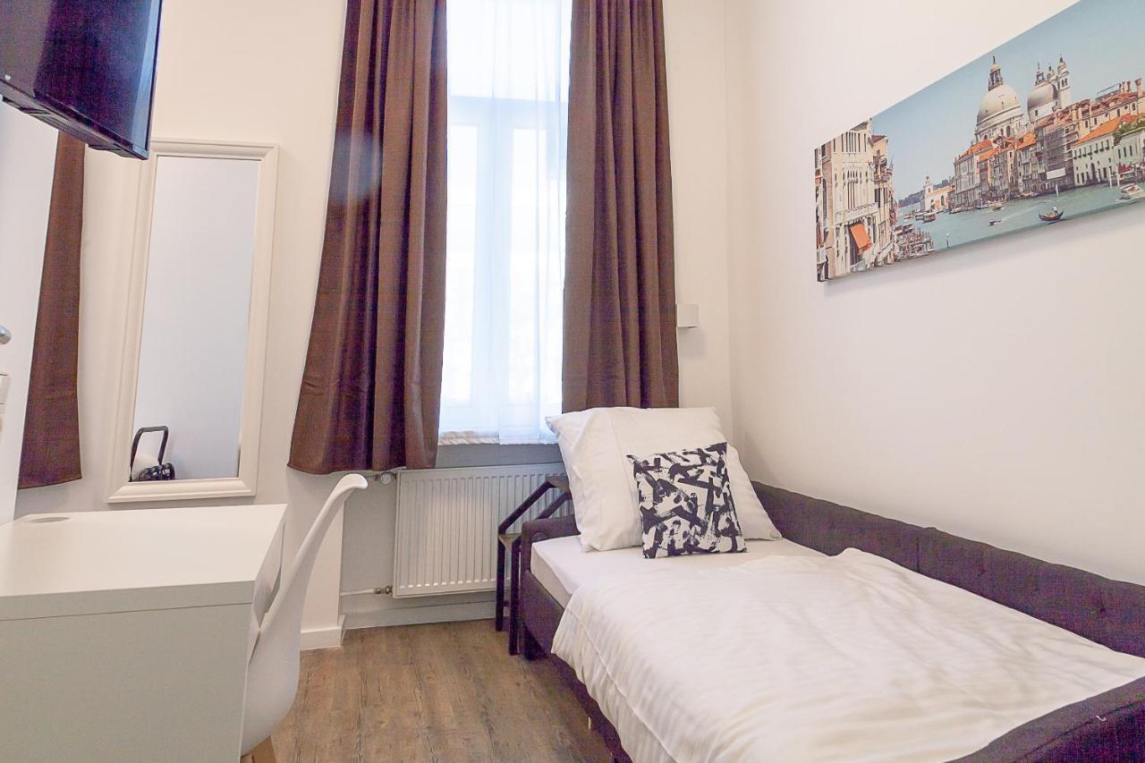 Zweibettzimmer mit eigenem Bad außerhalb des Zimmers