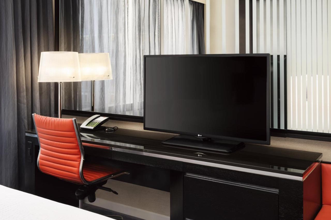 Eckzimmer mit Kingsize-Bett und Stadtblick