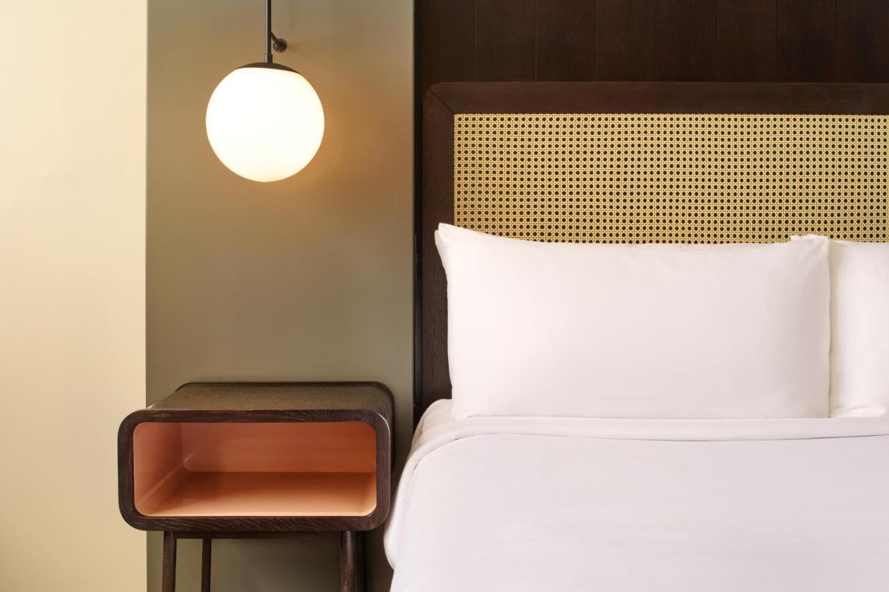 Zimmer mit Kingsize-Bett und Meerblick