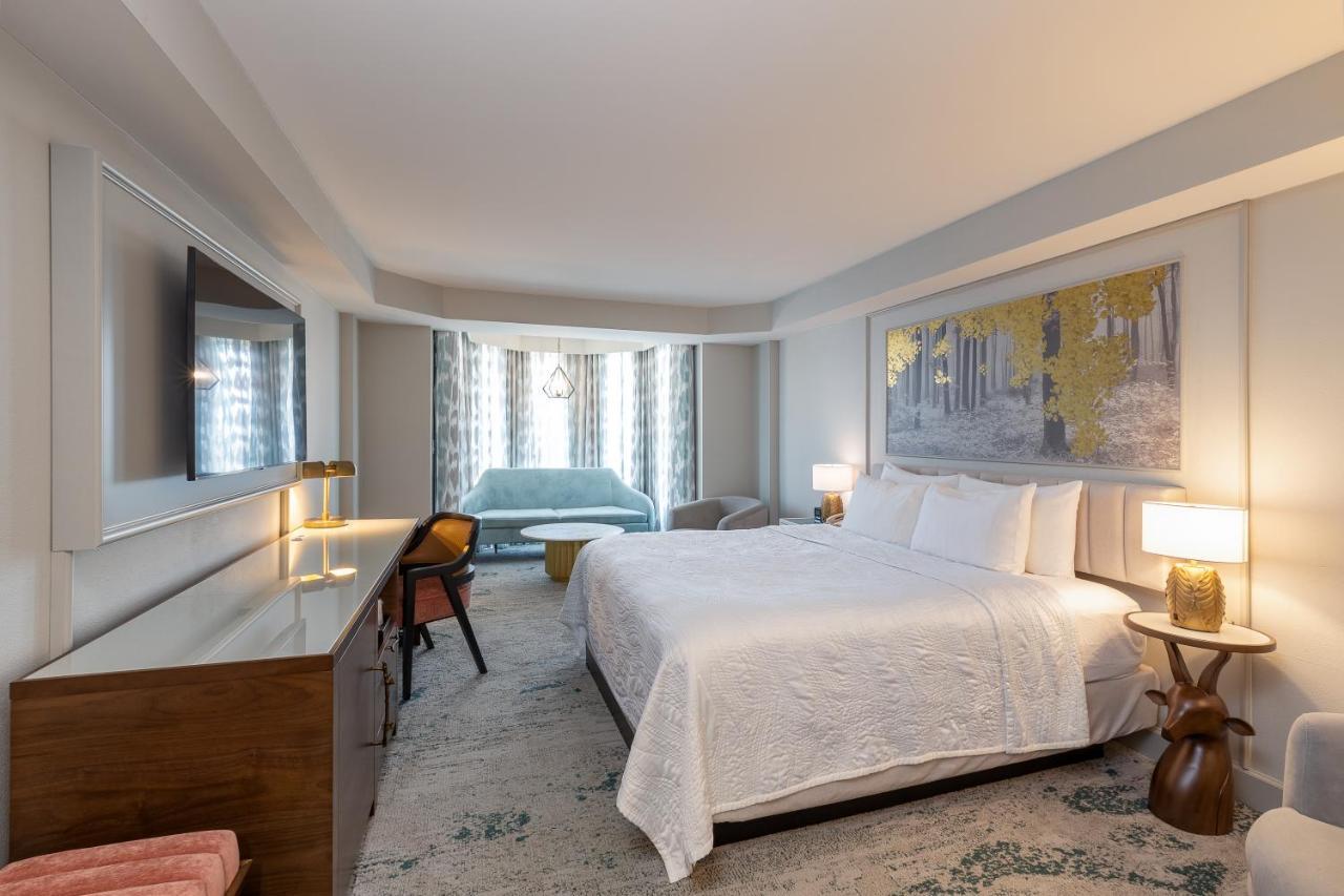 Turmzimmer mit Kingsize-Bett