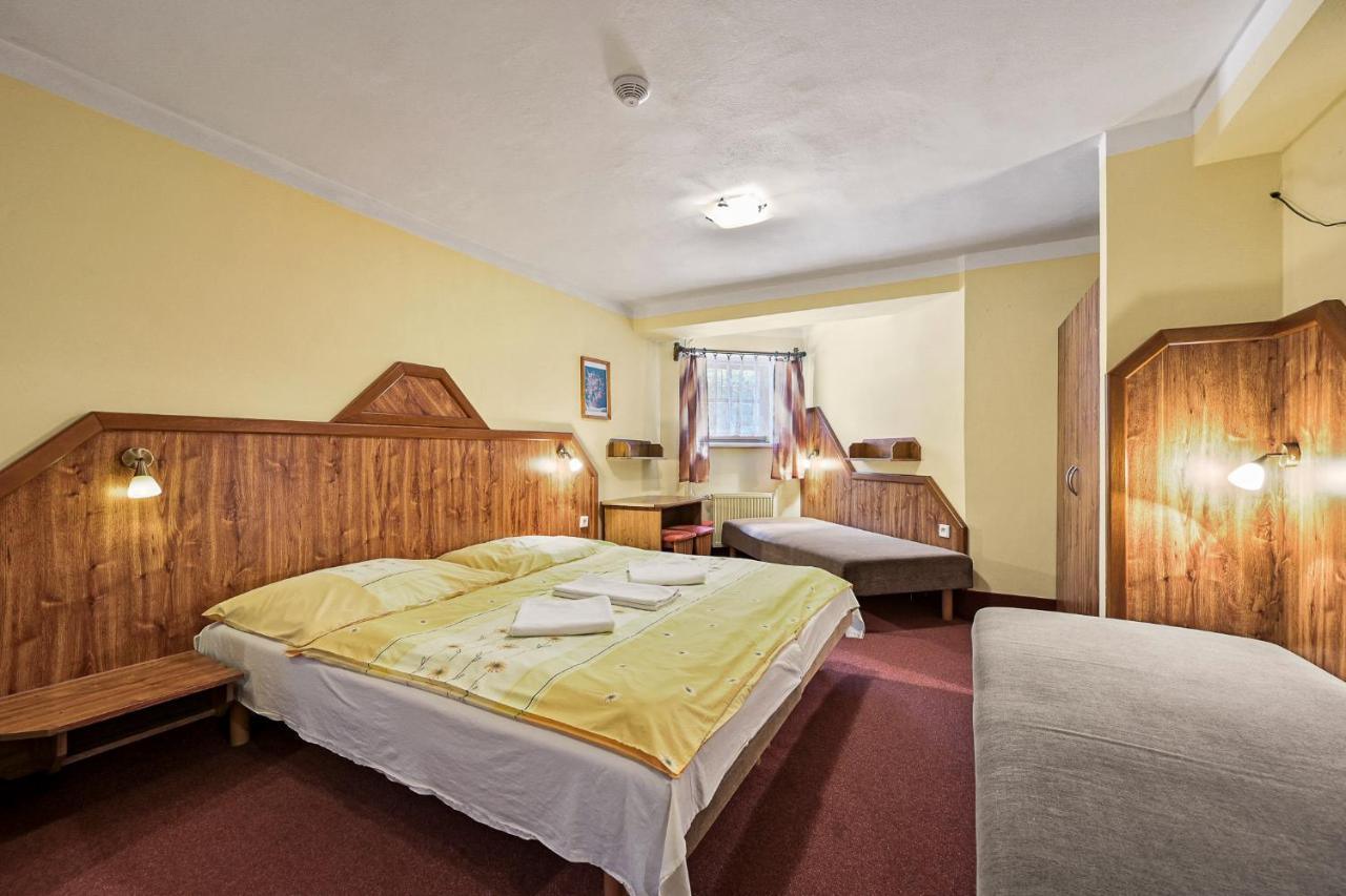 Economy Vierbettzimmer mit Zustellbett und Gemeinschaftsbad