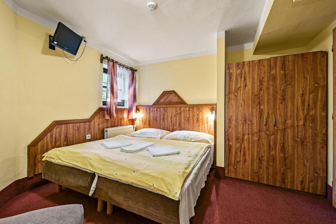 Dreibettzimmer mit Gemeinschaftsbad
