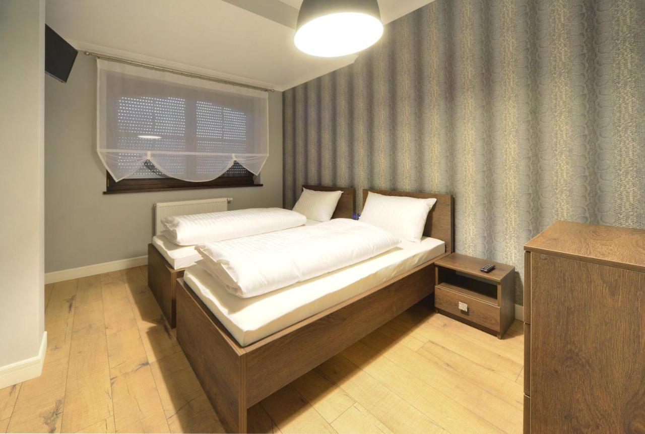 Große Deluxe Ferienwohnung für Familien mit Wohnzimmer, drei Schlafzimmern und Terrasse