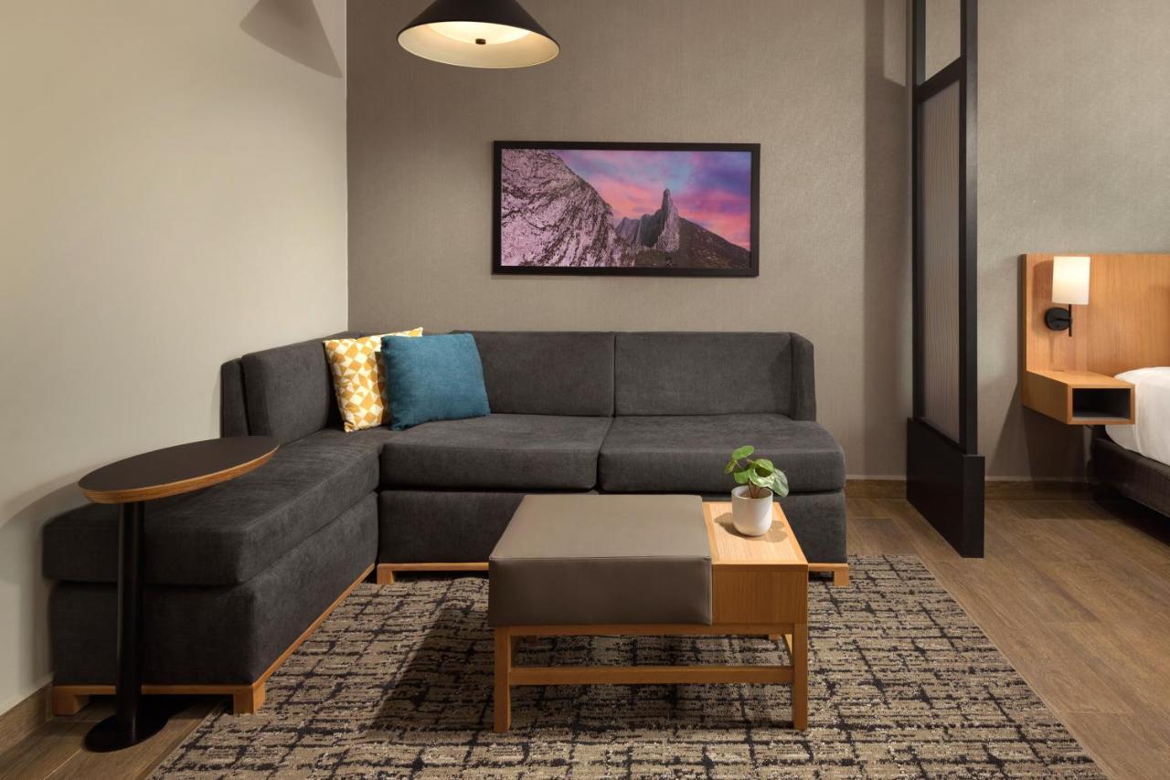 Zimmer mit 2 Queensize-Betten und Schlafsofa