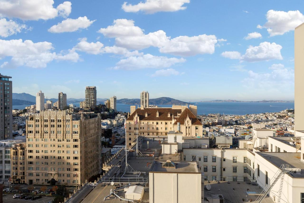 Classic Zimmer mit Kingsize-Bett und Aussicht auf die Golden Gate Bridge