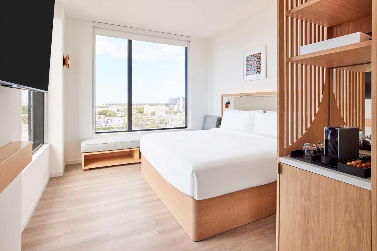 Corner Zimmer mit Kingsize-Bett