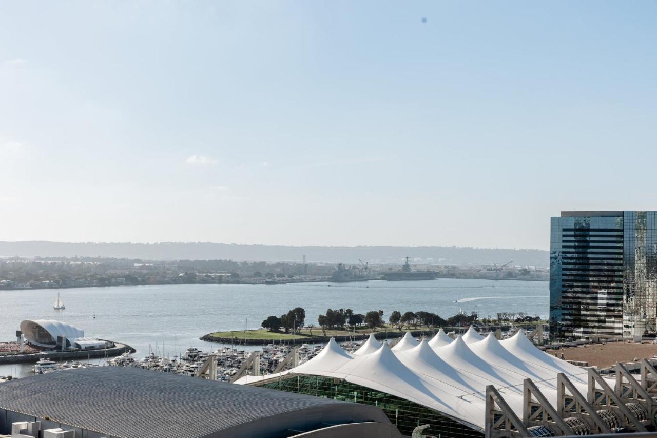 Premier Eckzimmer mit 1 Kingsize-Bett und Balkon – Blick auf die Bucht
