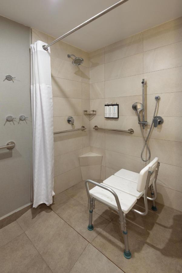 Zimmer mit Kingsize-Bett, Schlafsofa und rollstuhlgerechter Dusche – barrierefrei