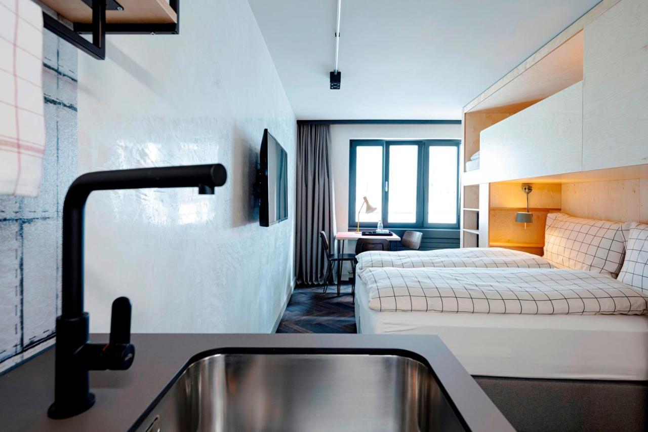 Dreibettzimmer mit Küchenzeile