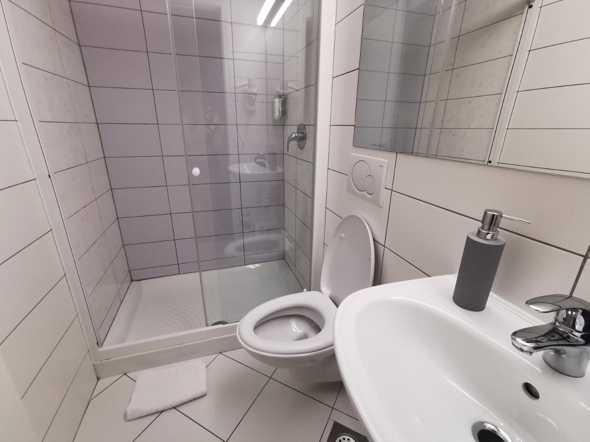 Vierbettzimmer mit Bad