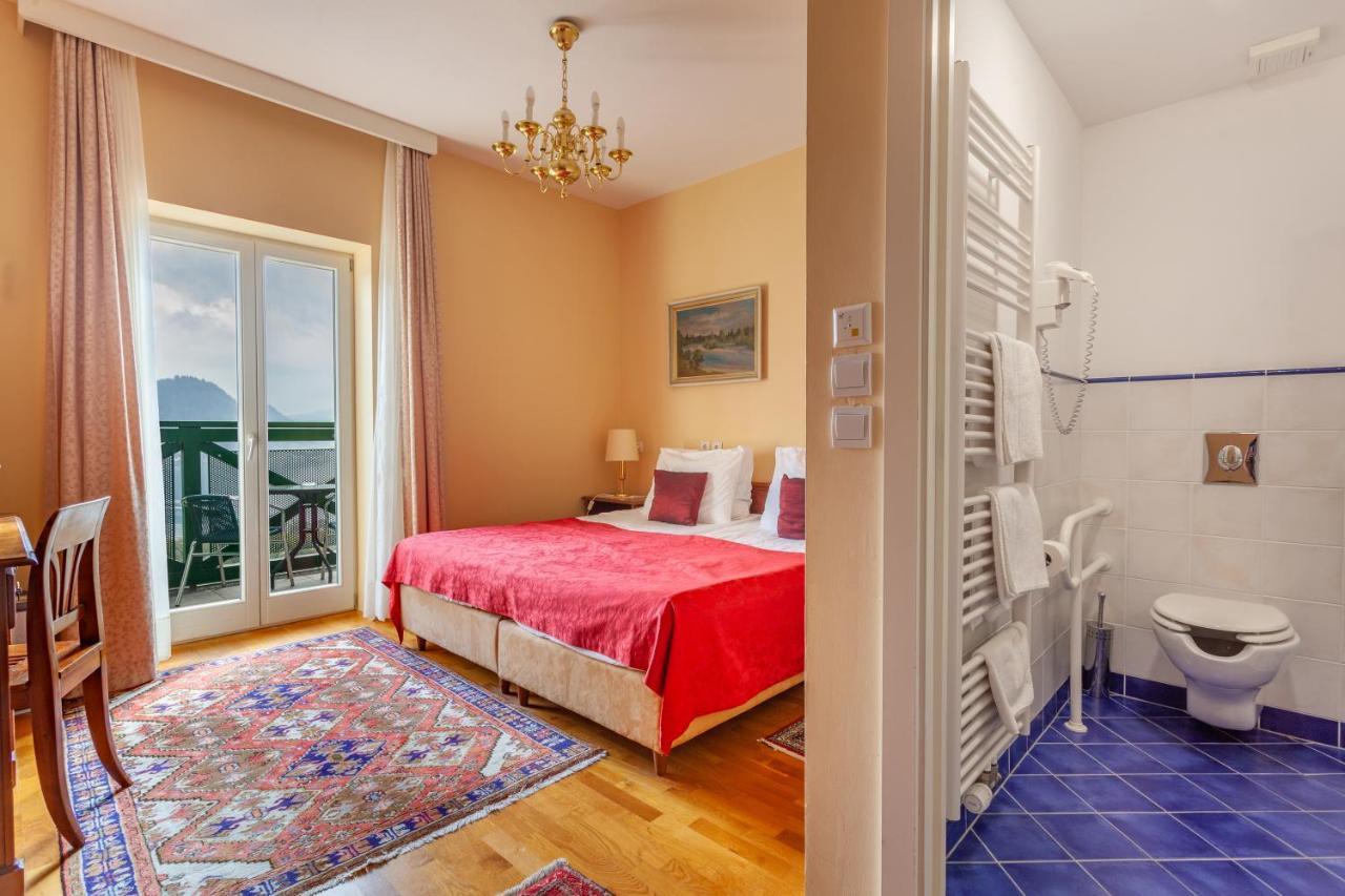 Doppel-/Zweibettzimmer mit Balkon und Seeblick