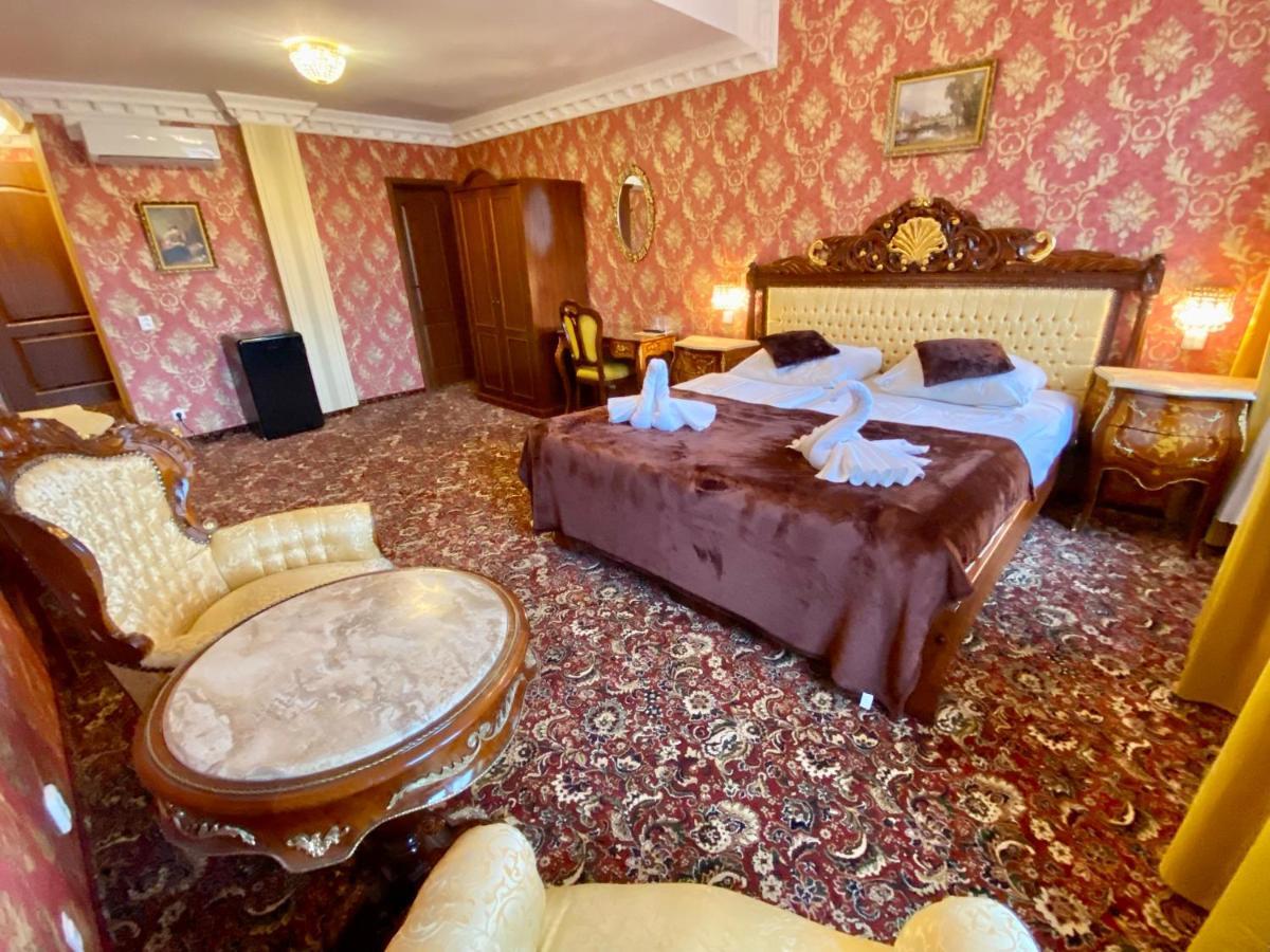 Zimmer mit Kingsize-Bett