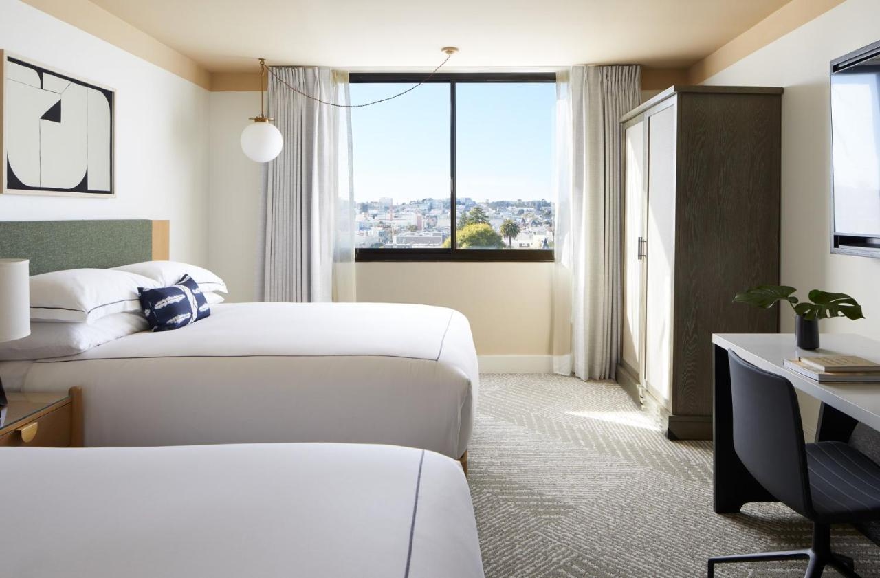 Essential Zimmer mit 2 Queensize-Betten und Stadtblick