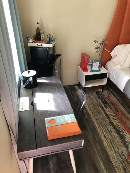 Zimmer mit Kingsize-Bett und Meerblick