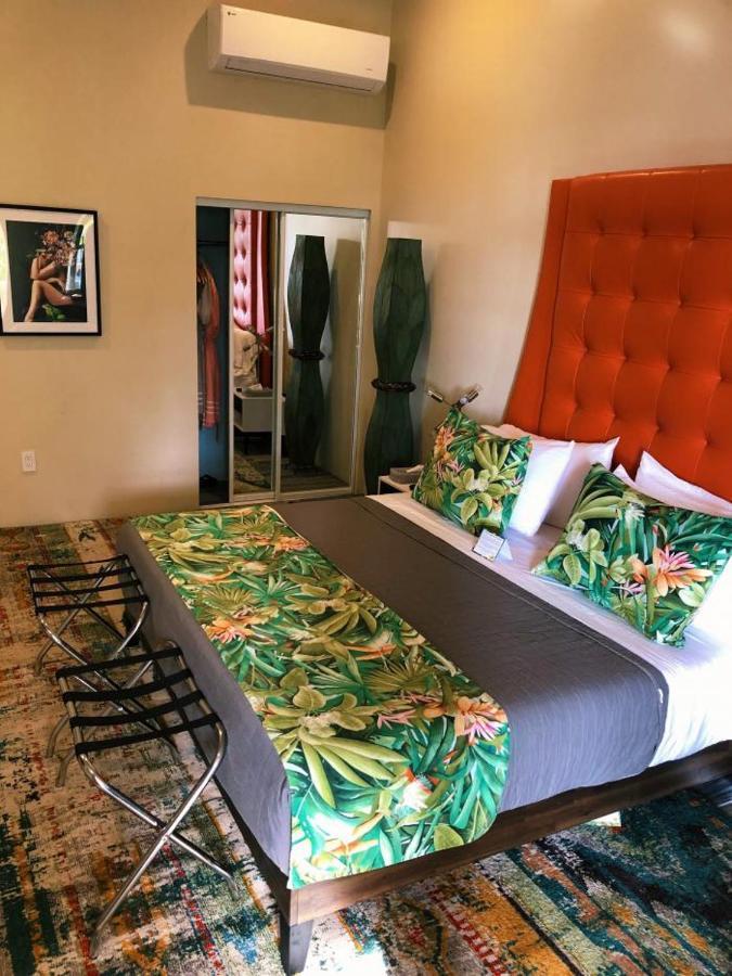Zimmer mit Kingsize-Bett und Balkon