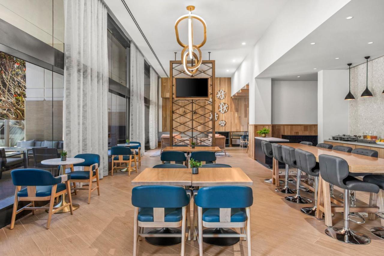 Zimmer auf der Concierge-Etage mit 2 Doppelbetten und Aussicht auf den Yachthafen