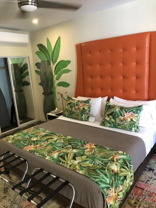 Zimmer mit Kingsize-Bett und Gartenblick.